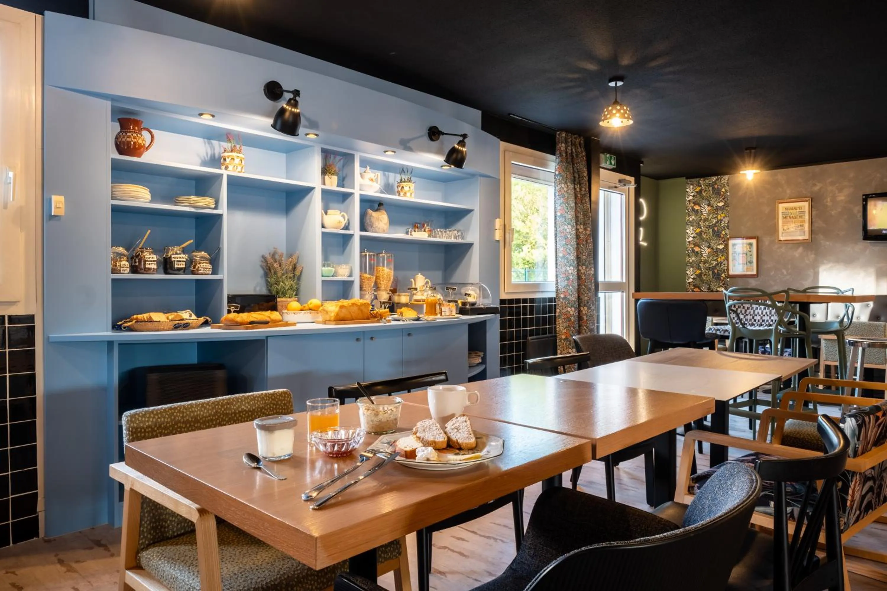 Buffet breakfast in greet Chartres Est