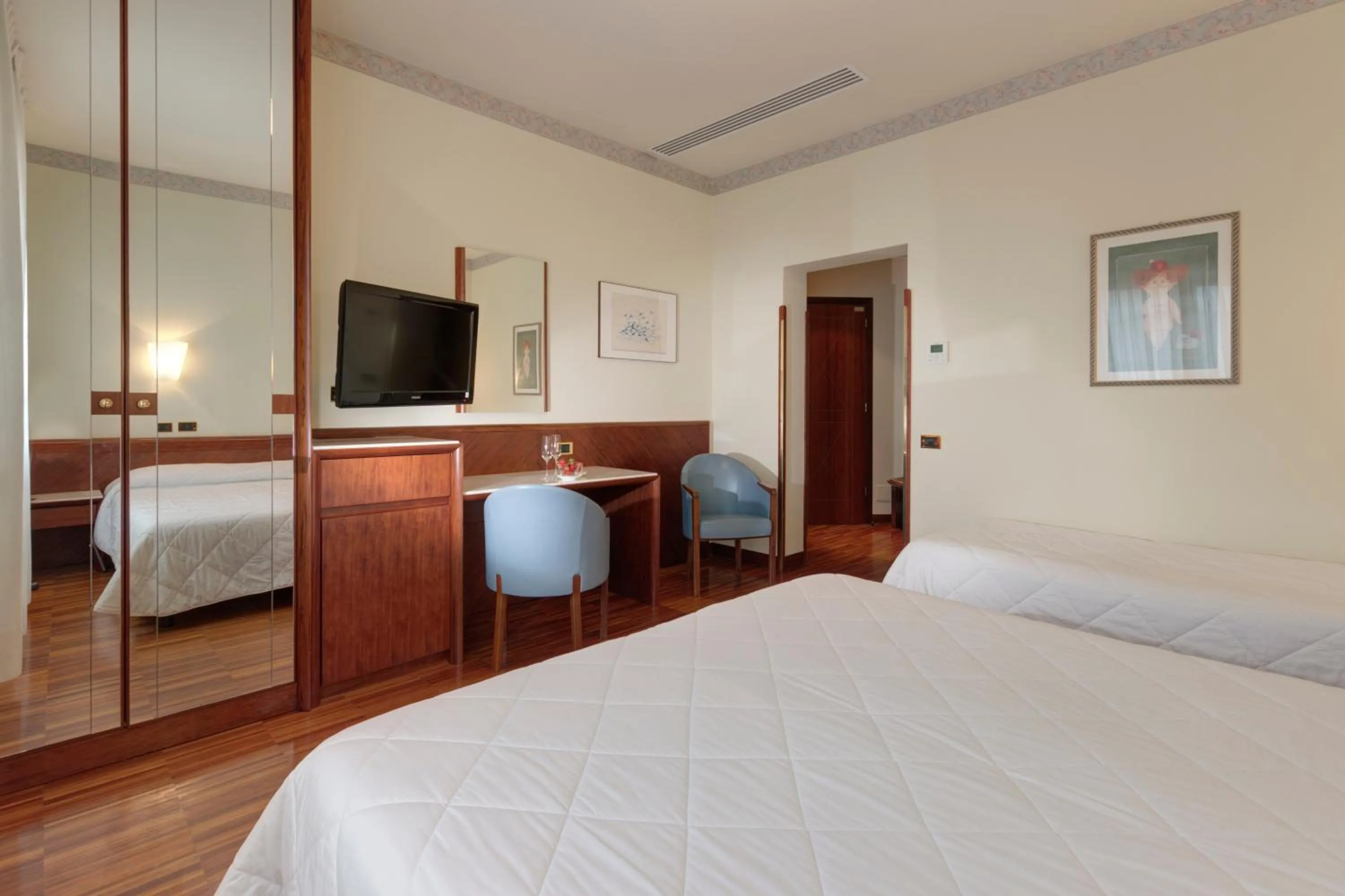 Photo of the whole room, Bed in Palace Hotel