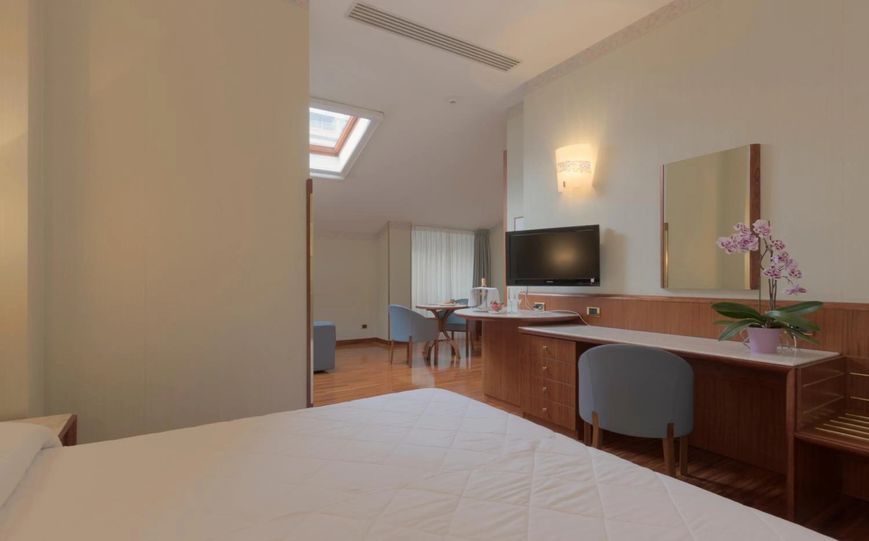 Photo of the whole room, Bed in Palace Hotel