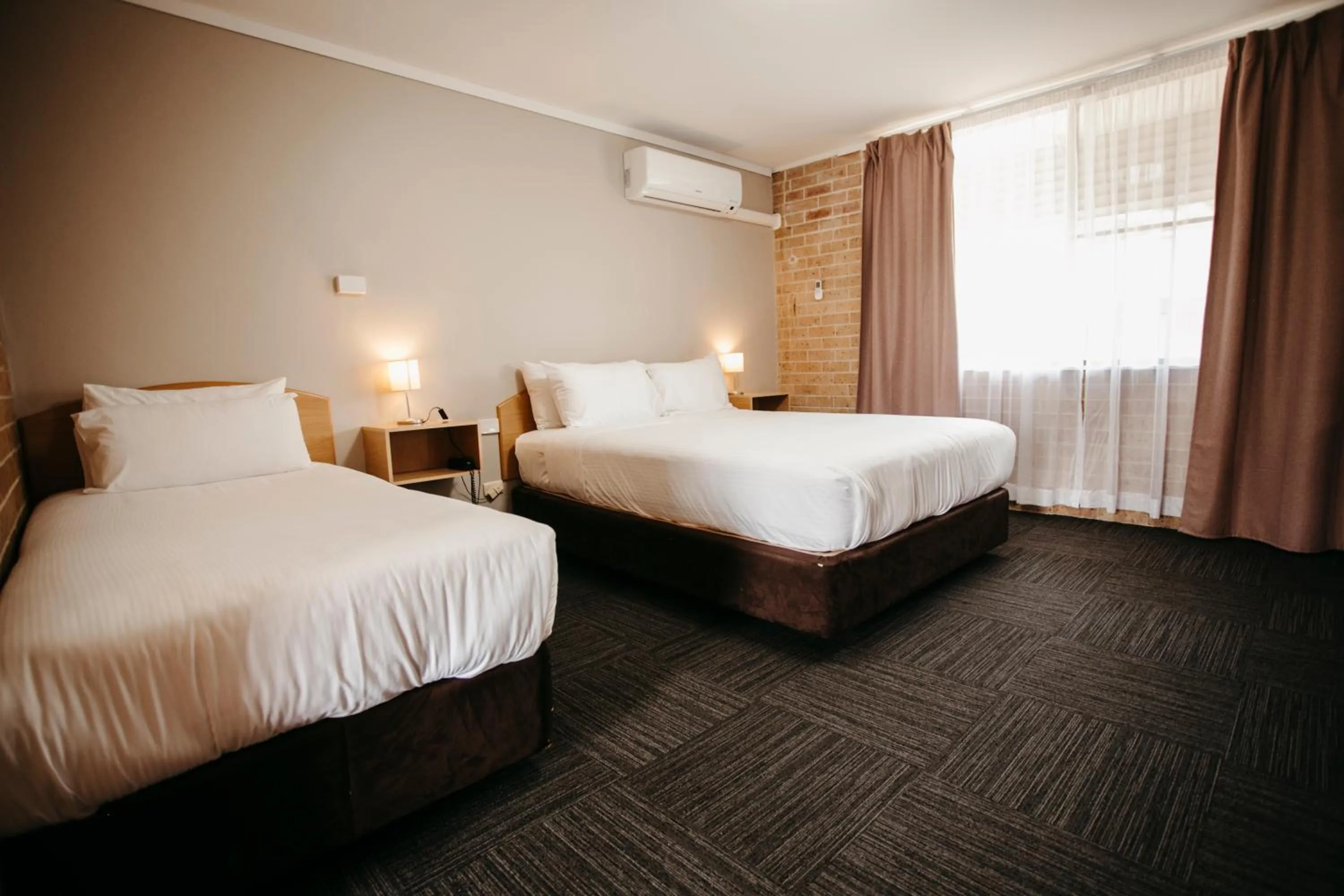 Bed in Colonial Motel Richmond