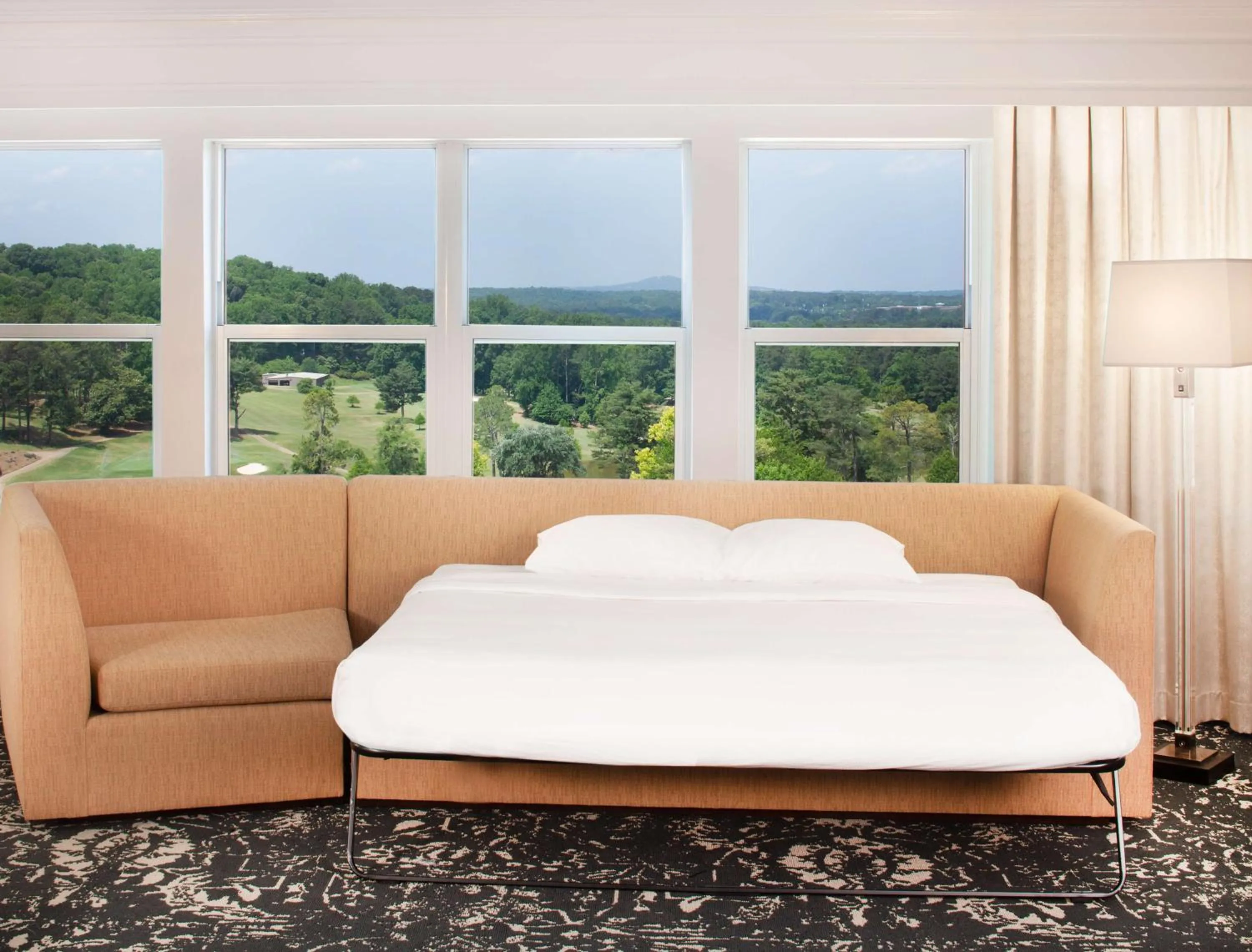 Living room, Bed in Hilton Atlanta/Marietta Hotel & Conference Center