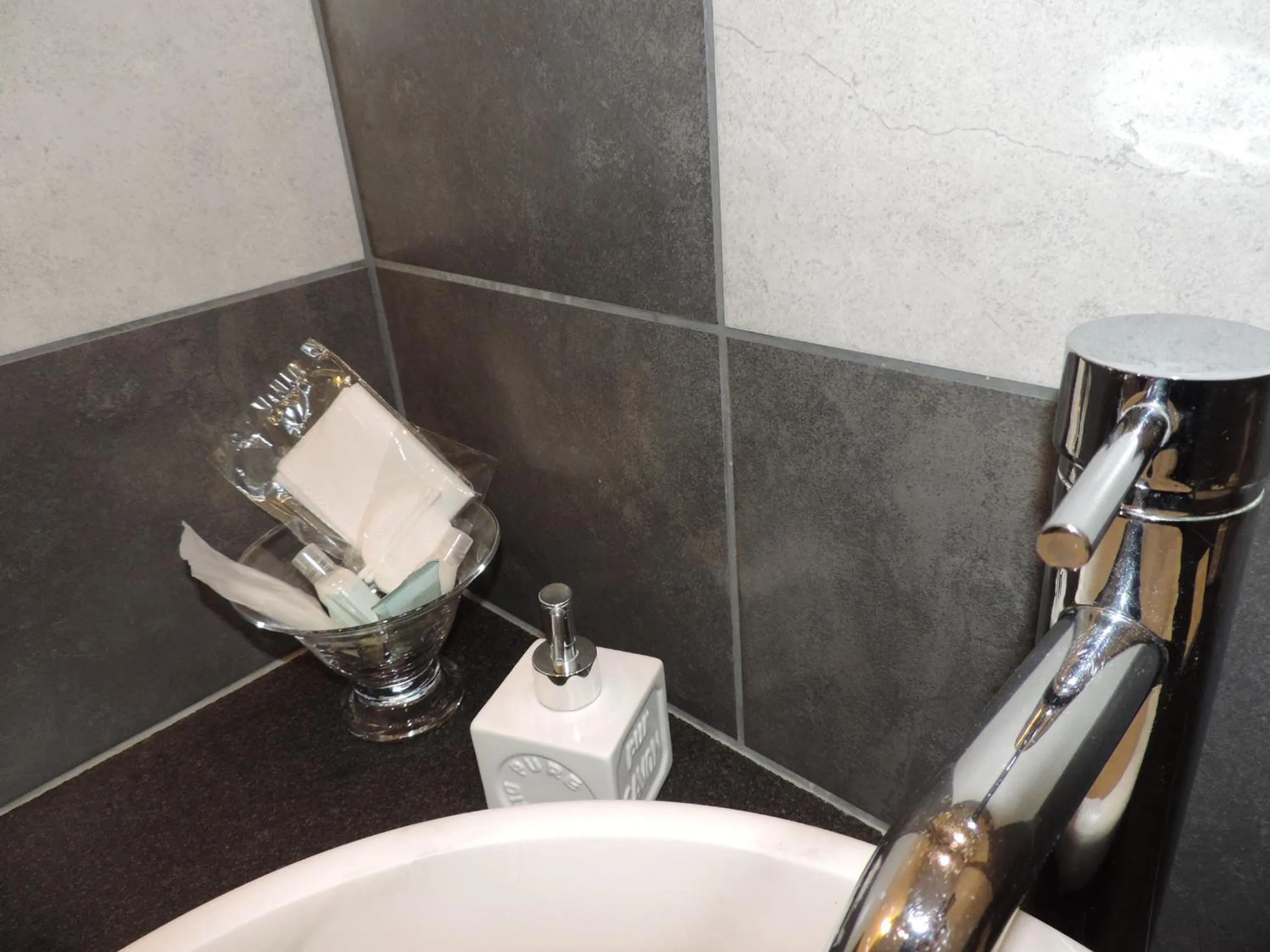 Bathroom in Chambre d'hôtes le faré tchanqué parking gratuit sur place