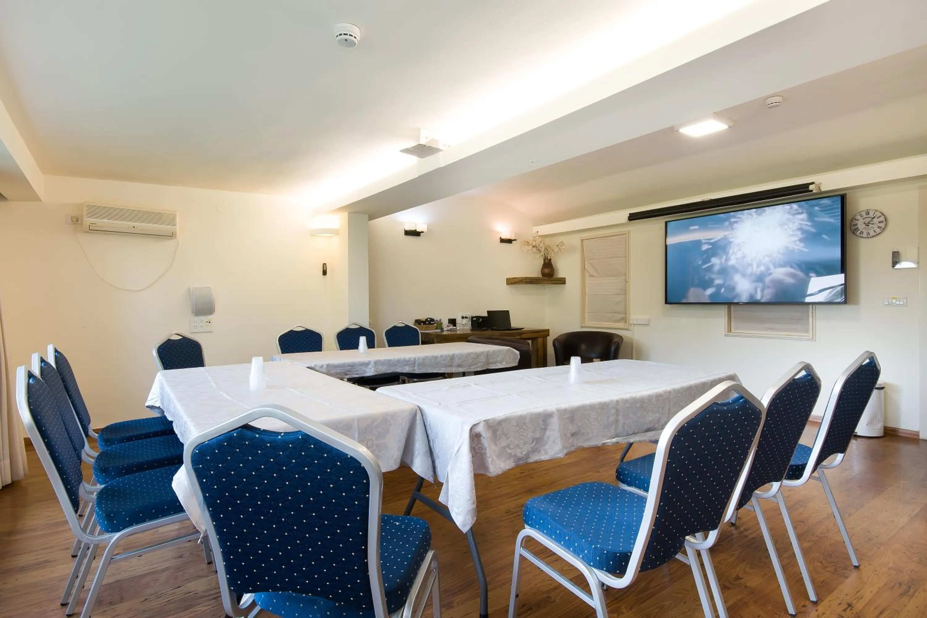 Seating area in Zohar Badeshe