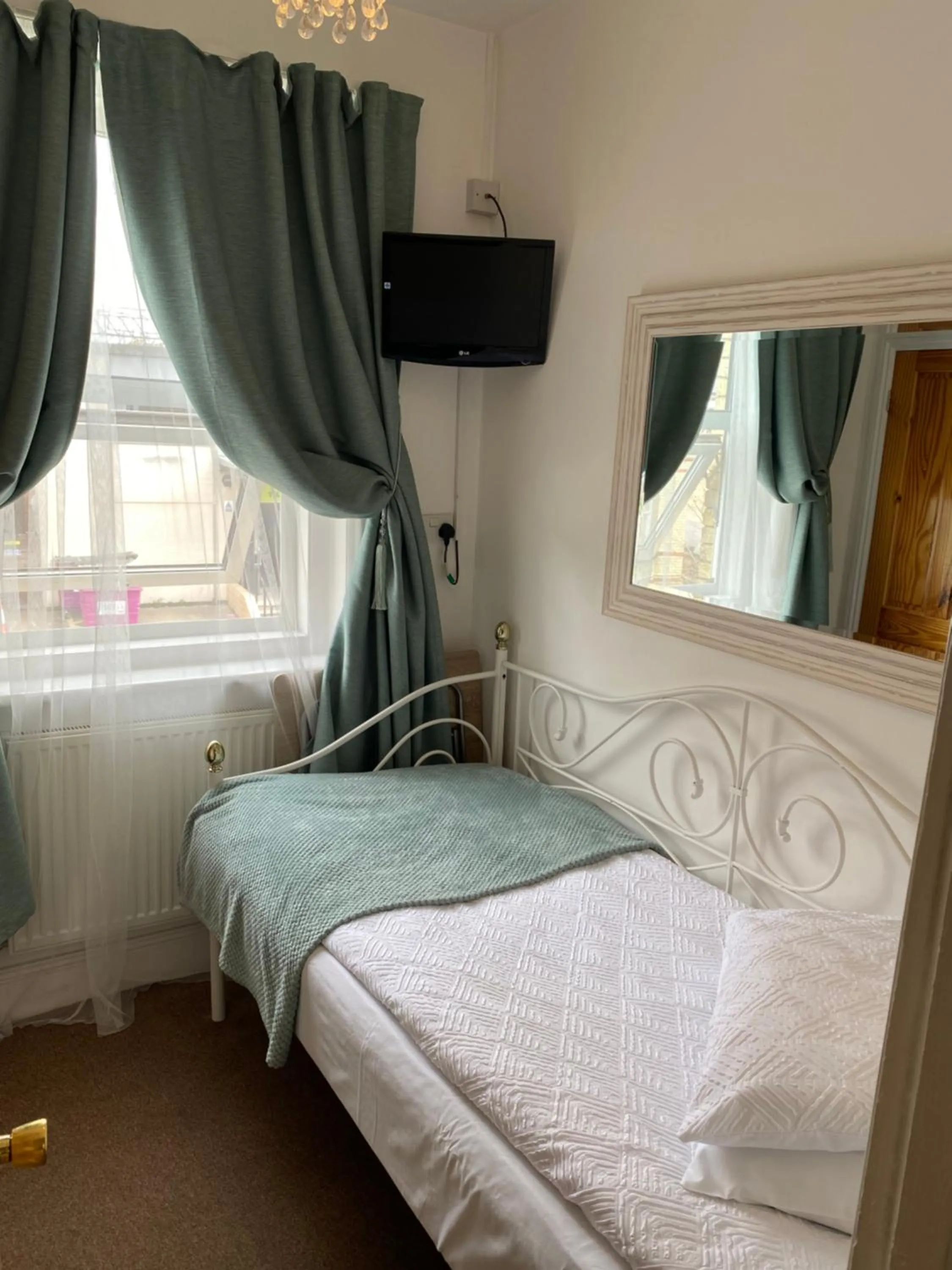 Photo of the whole room, Bed in A & B Guest House Cambridge Ltd