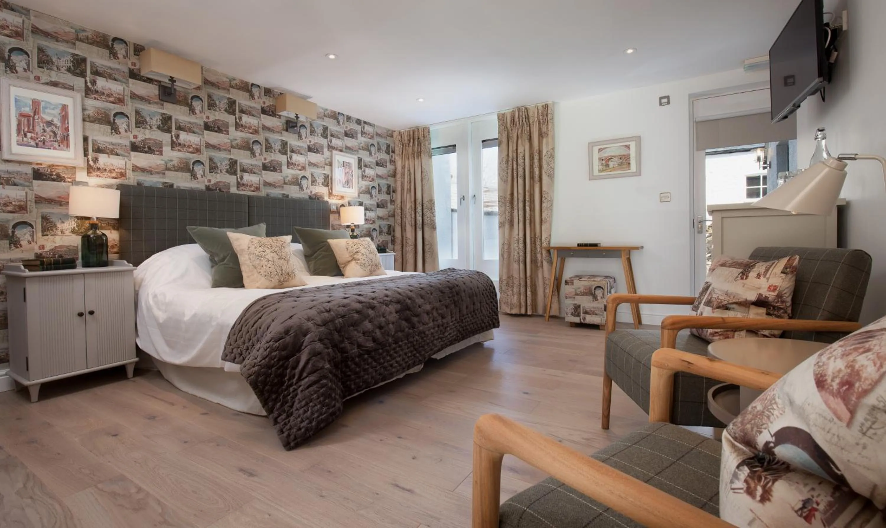 Bed in Mill End Hotel