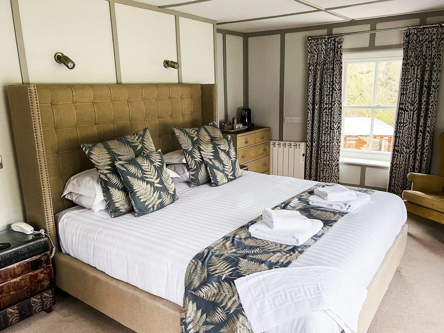 Bed in Mill End Hotel