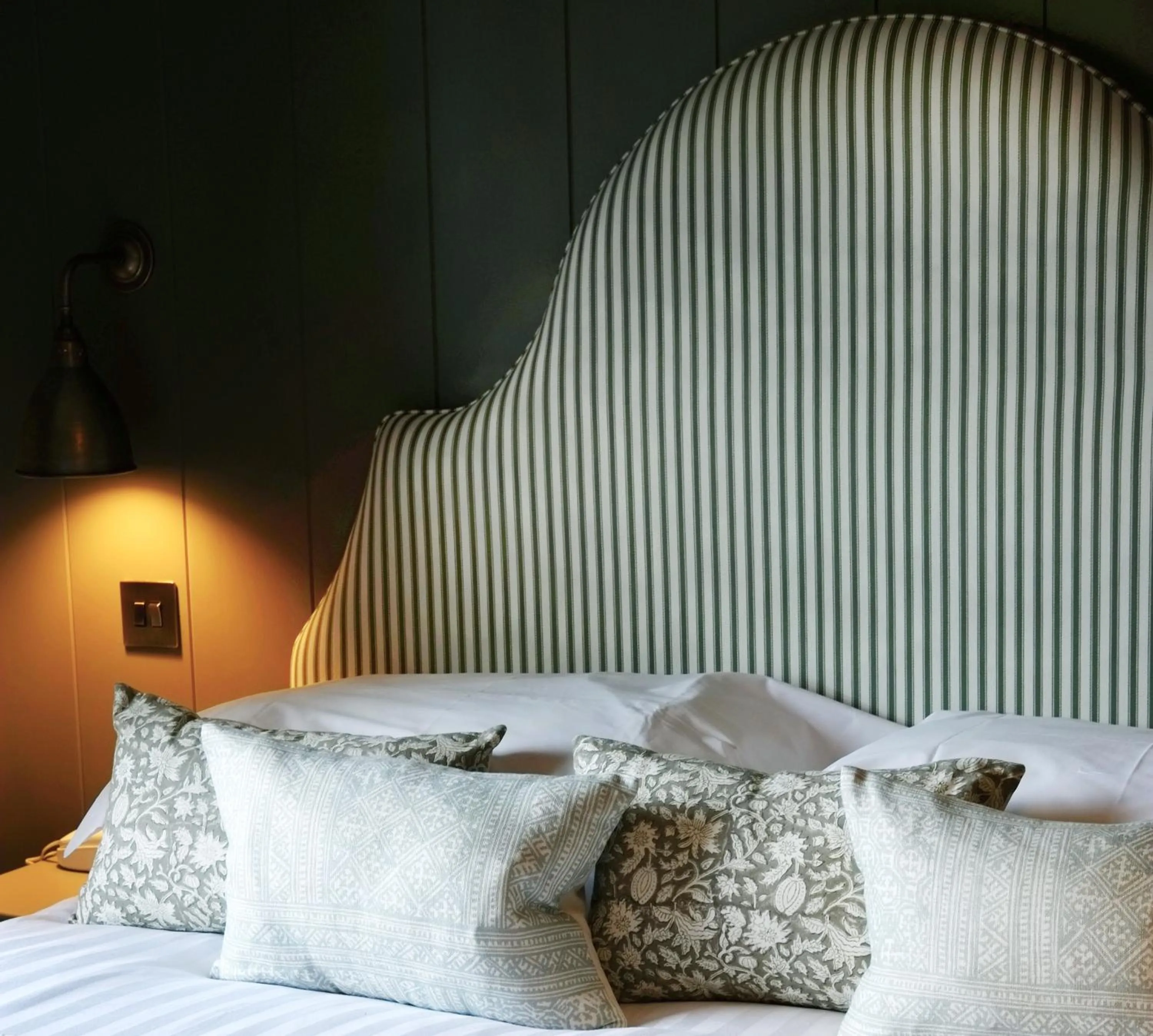 Bed in Mill End Hotel