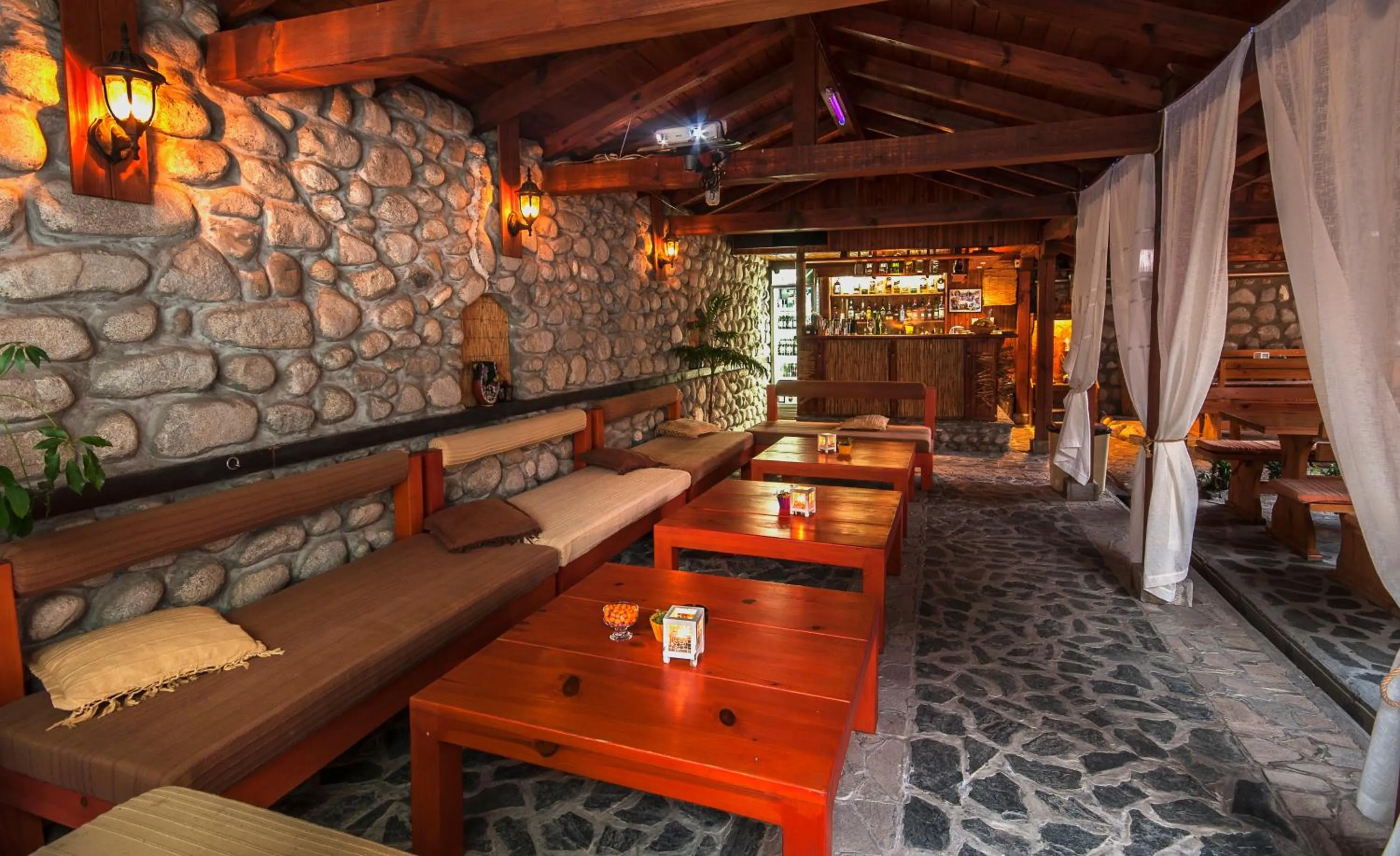 Restaurant/places to eat in Hotel Ida