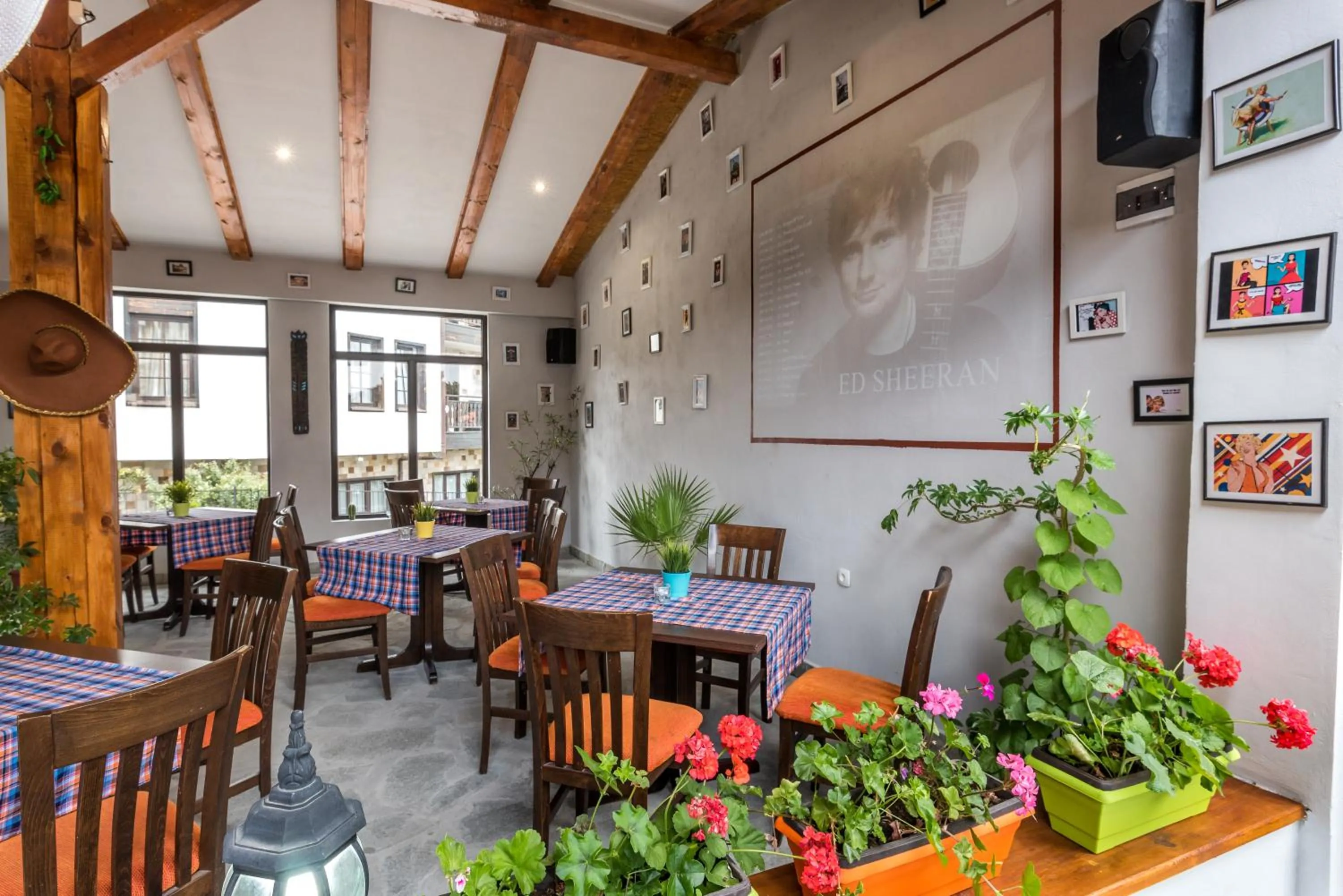 Restaurant/places to eat in Hotel Ida