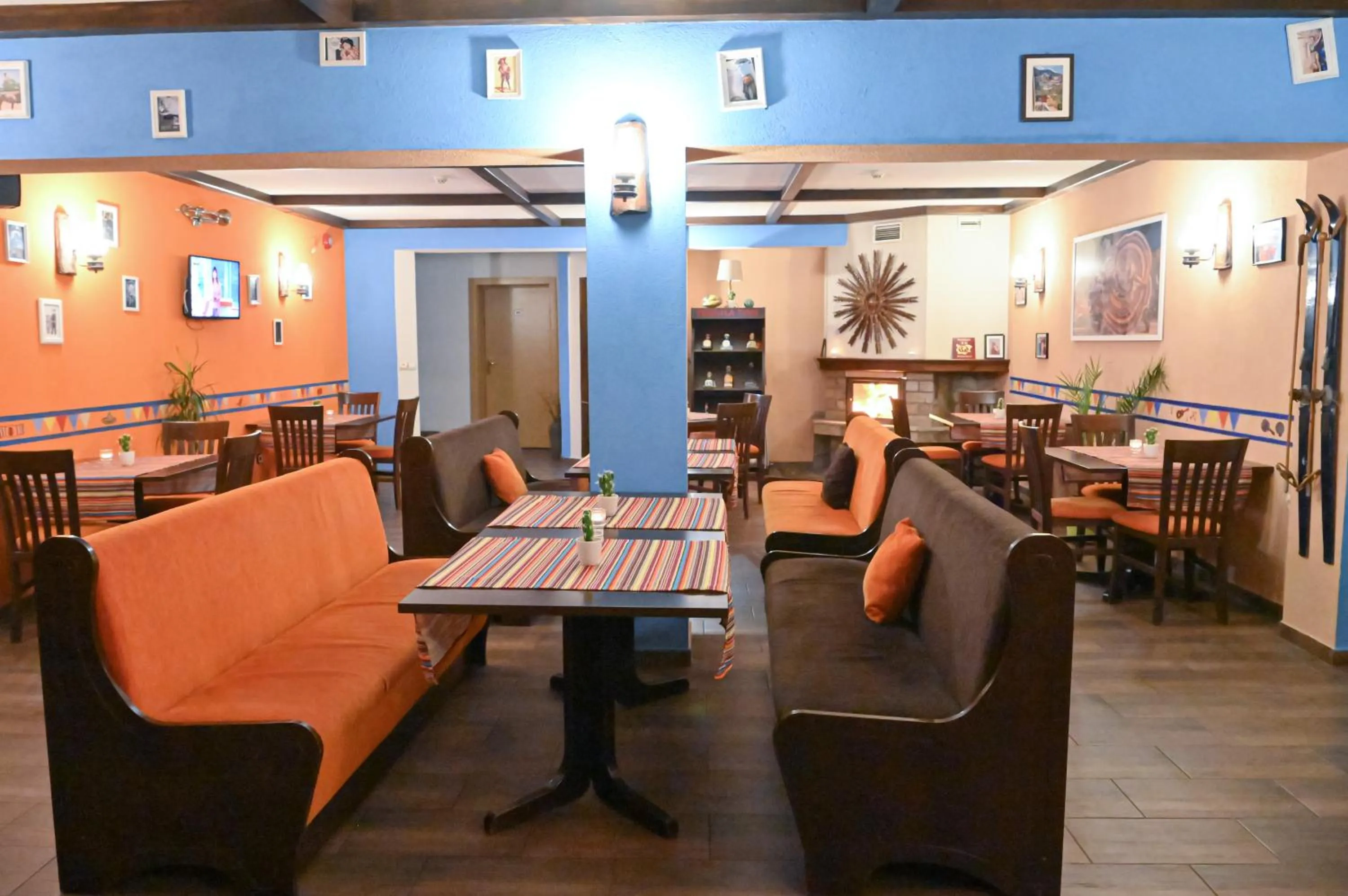 Restaurant/places to eat in Hotel Ida