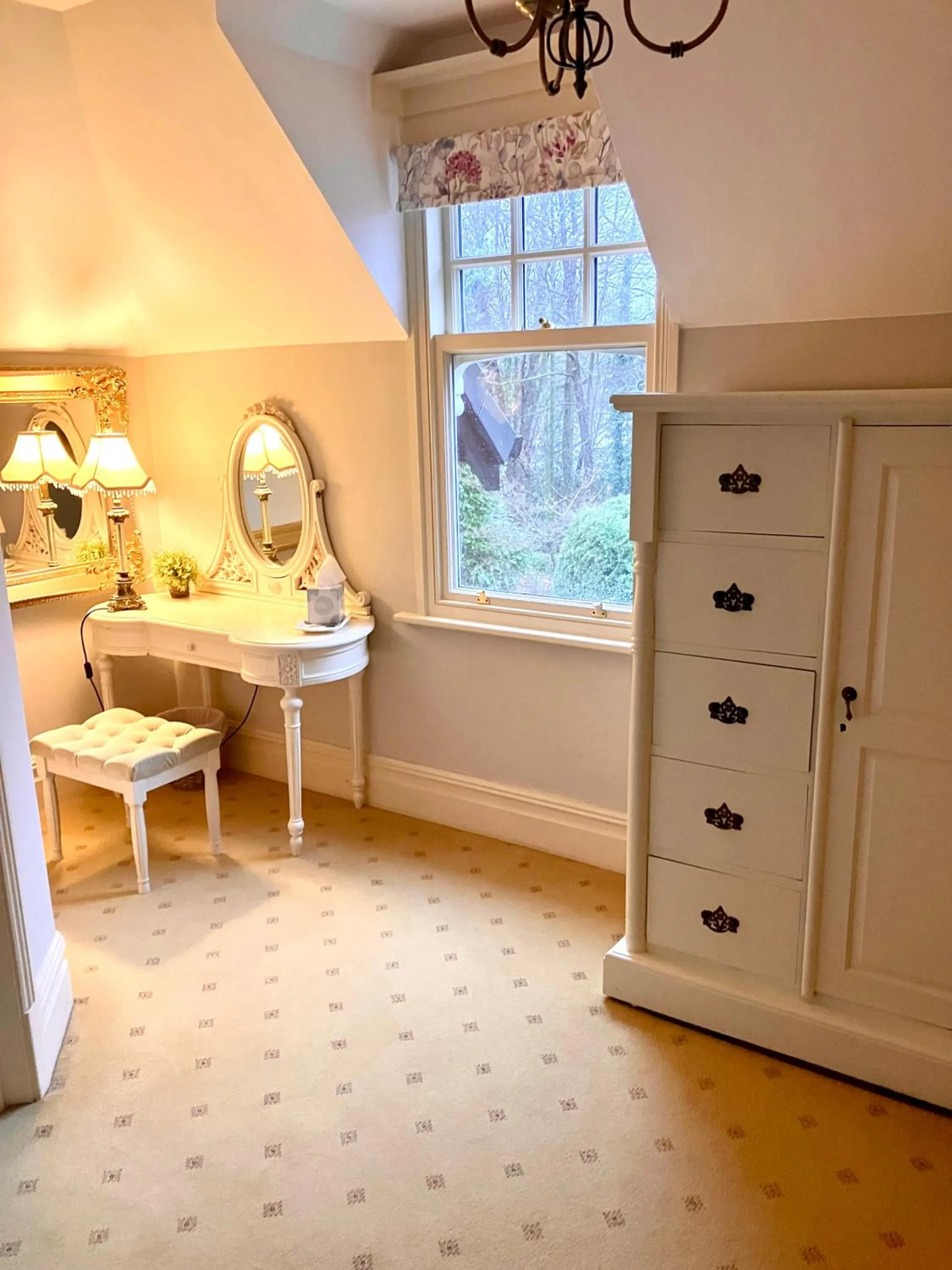 Photo of the whole room, Bed in Storrs Gate House