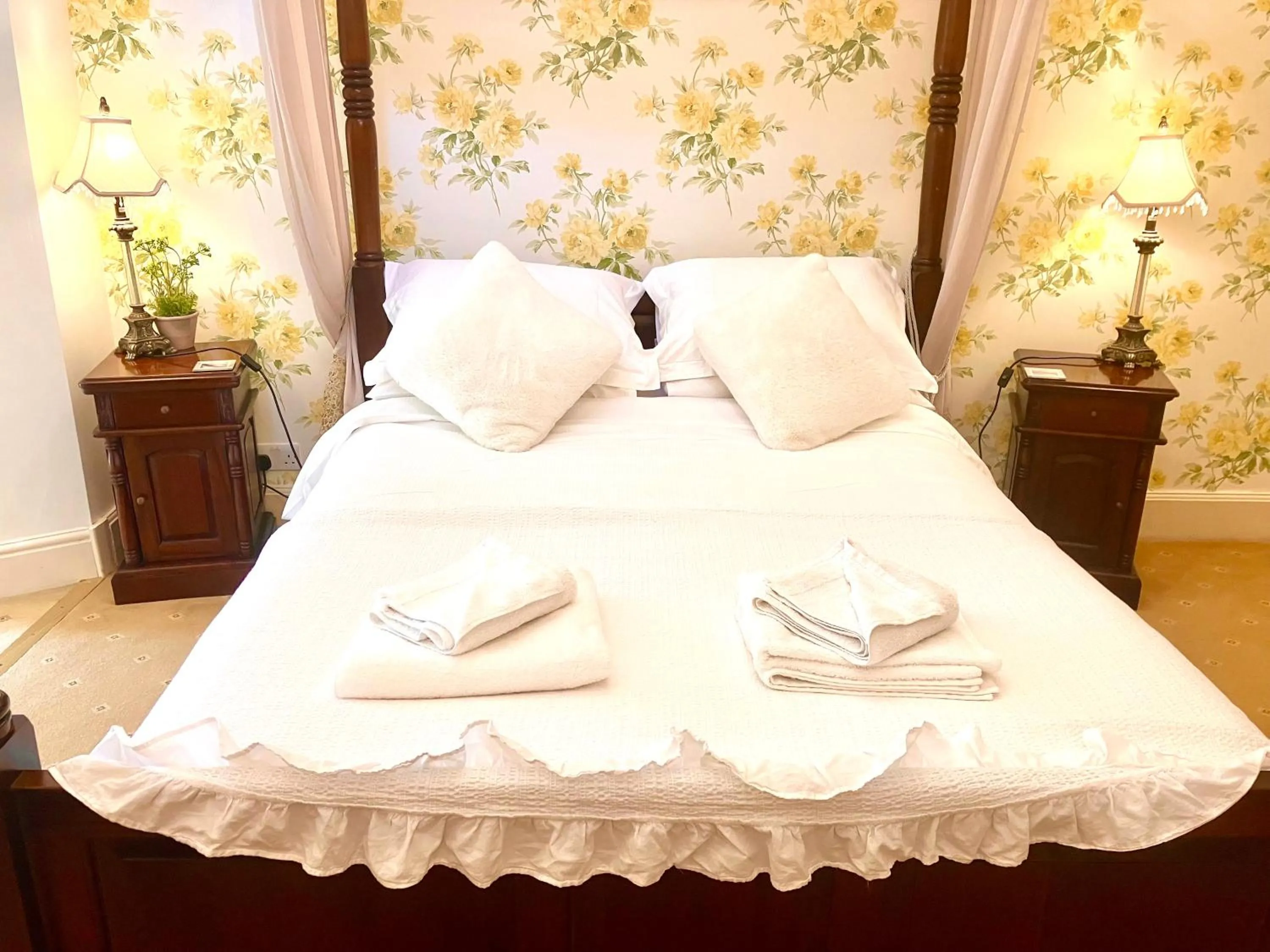 Photo of the whole room, Bed in Storrs Gate House