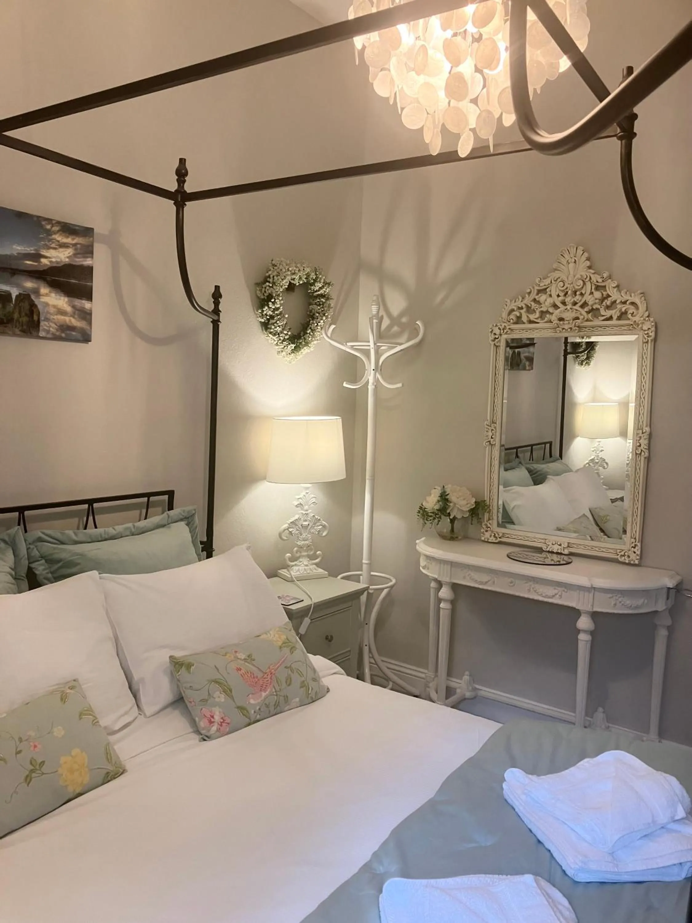 Photo of the whole room, Bed in Storrs Gate House