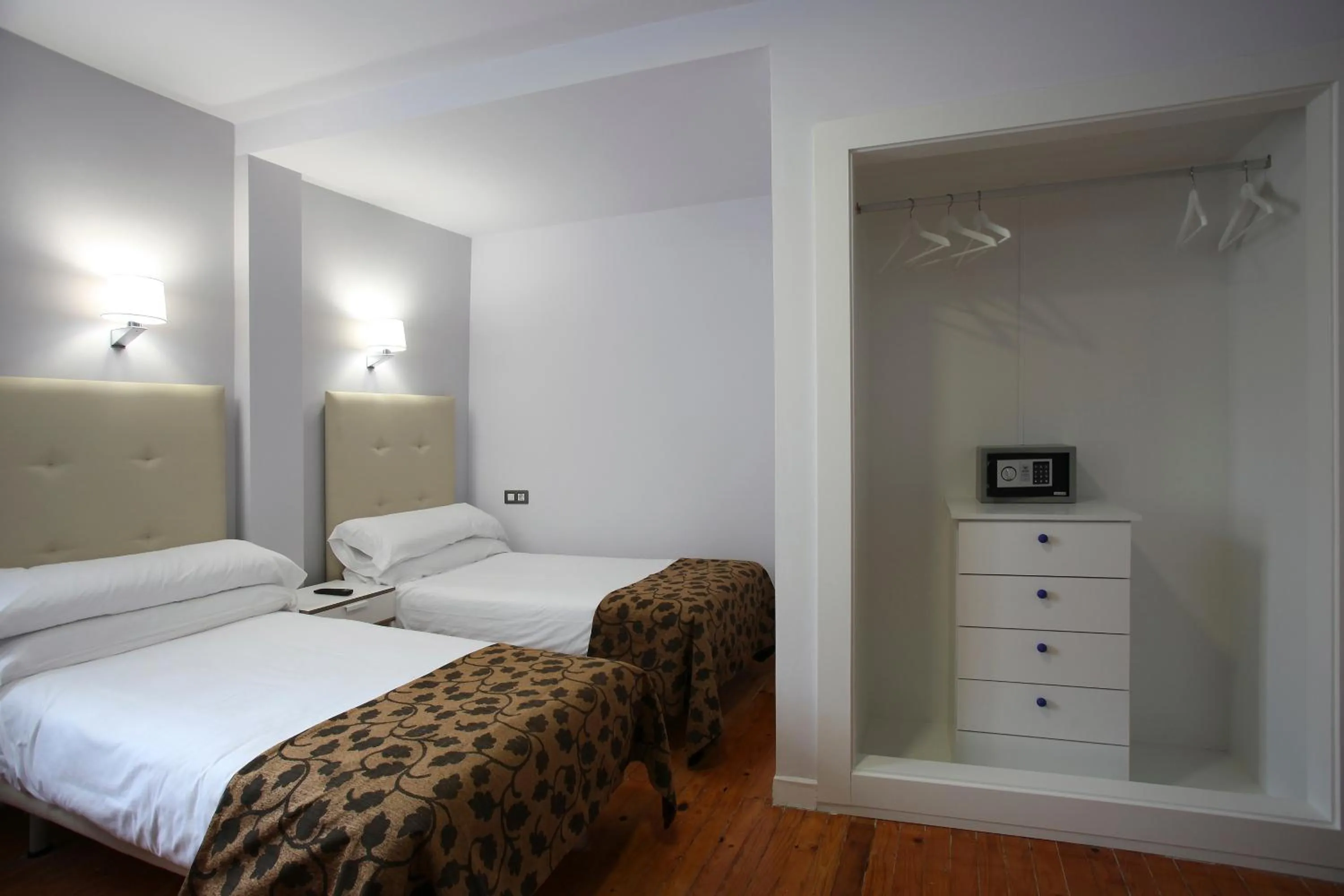 Photo of the whole room, Bed in Casual Gurea