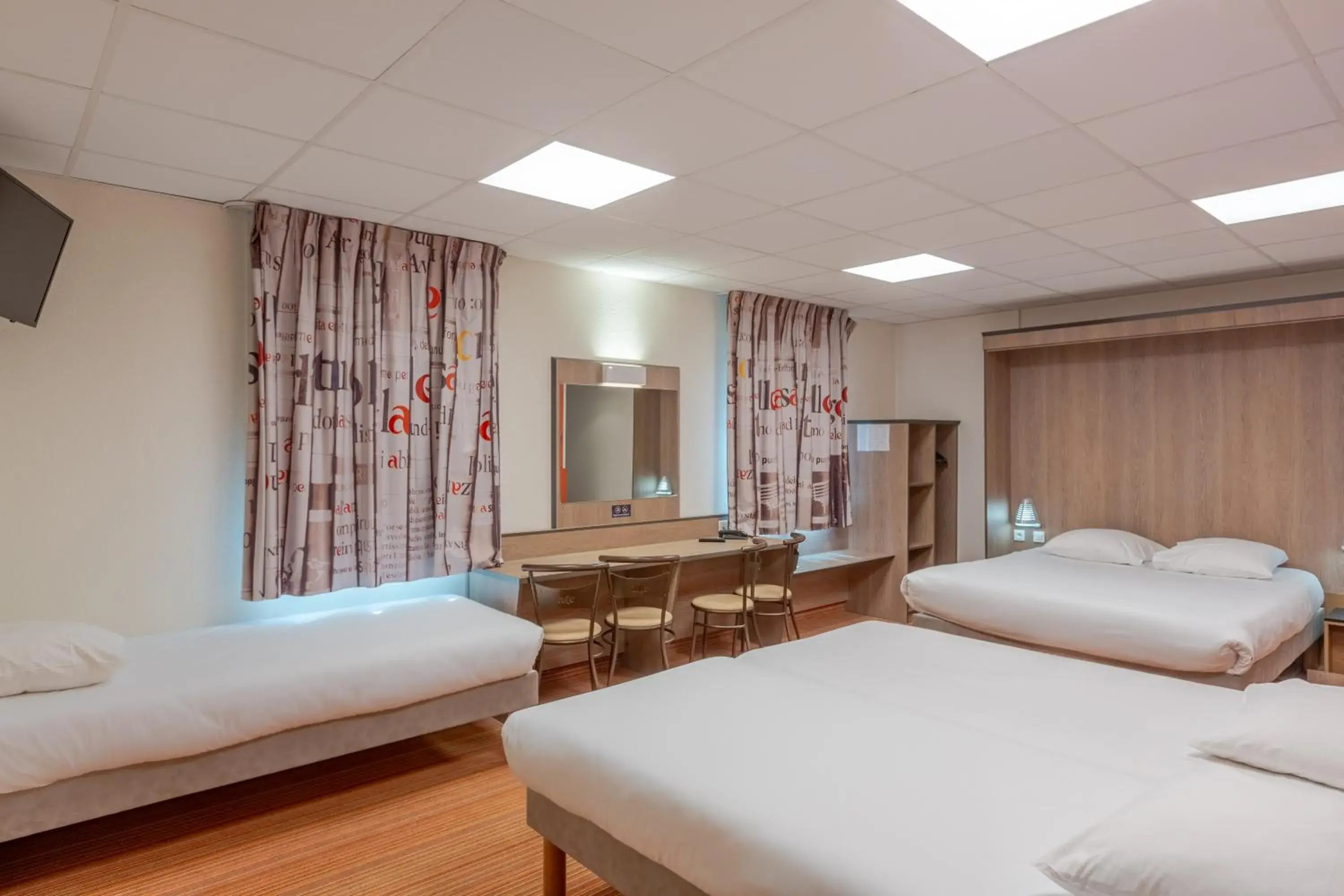 Quadruple Room (1 double bed, 1 single bed, 1 child bed (70/63 in)) in Ace Hotel Bourges Quadruple Room (1 double bed, 1 single bed, 1 child bed (70/63 in)) in Ace Hotel Bourges