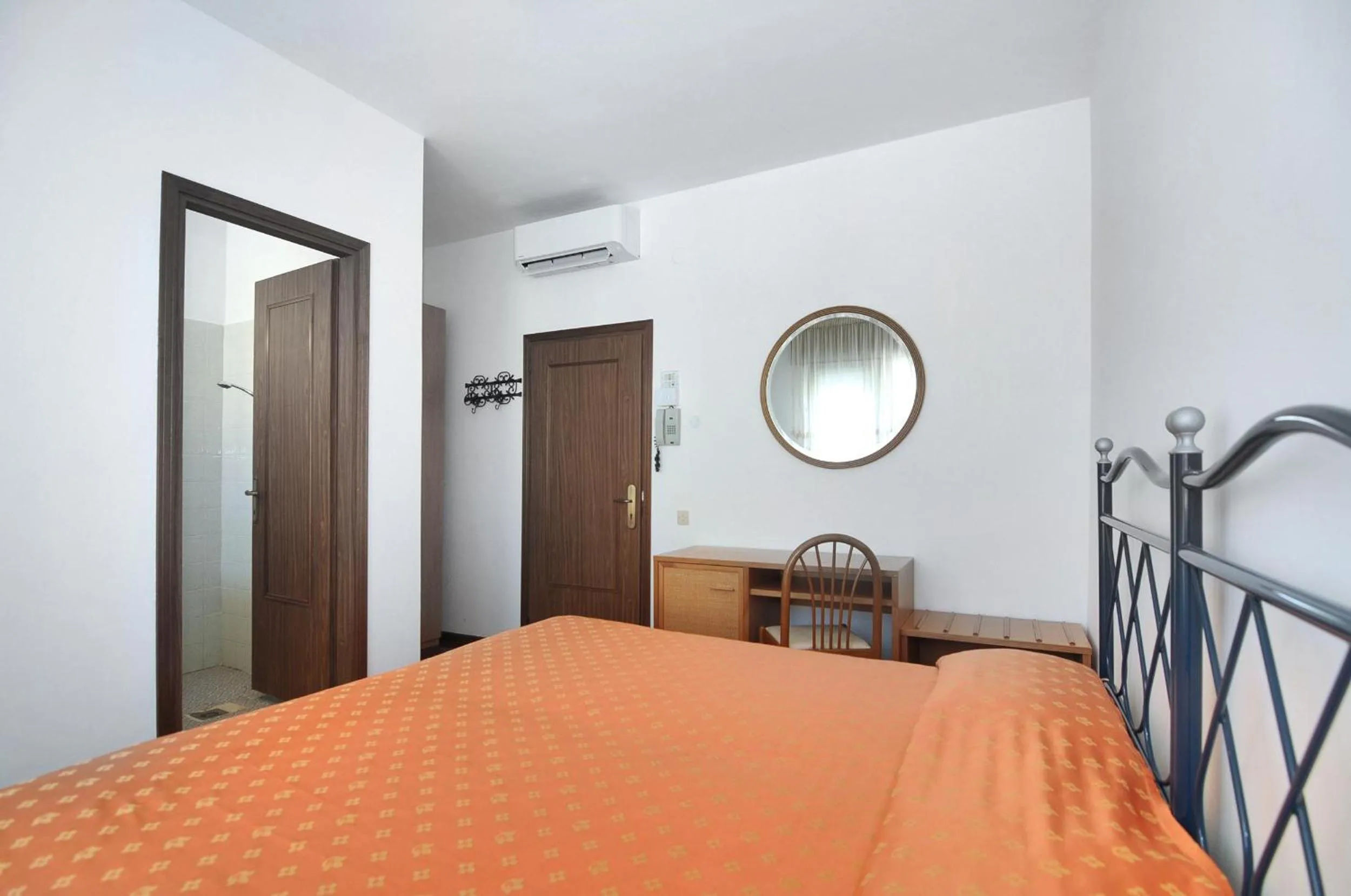 Photo of the whole room, Bed in Venus Best Price