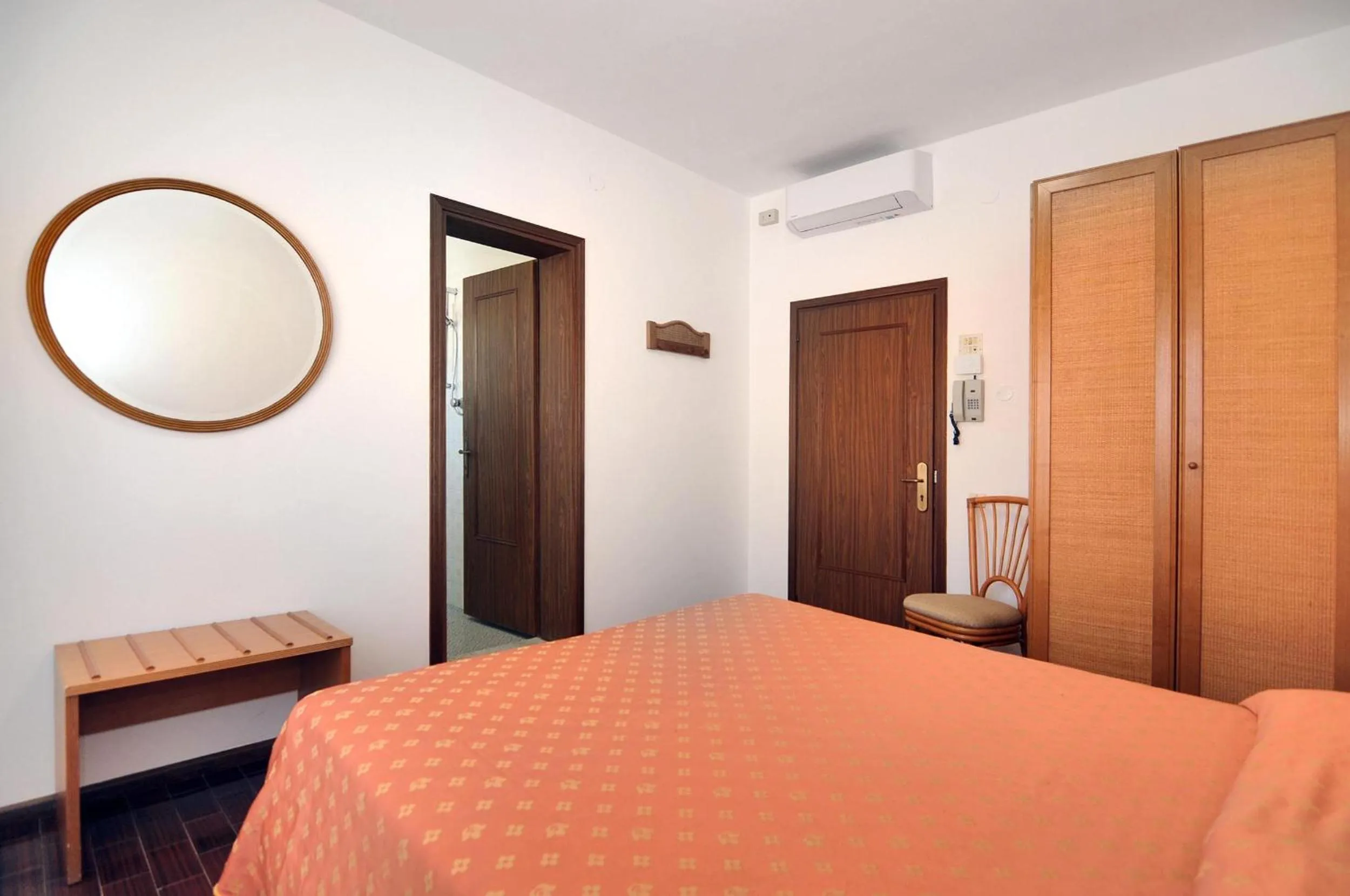 Photo of the whole room, Bed in Venus Best Price