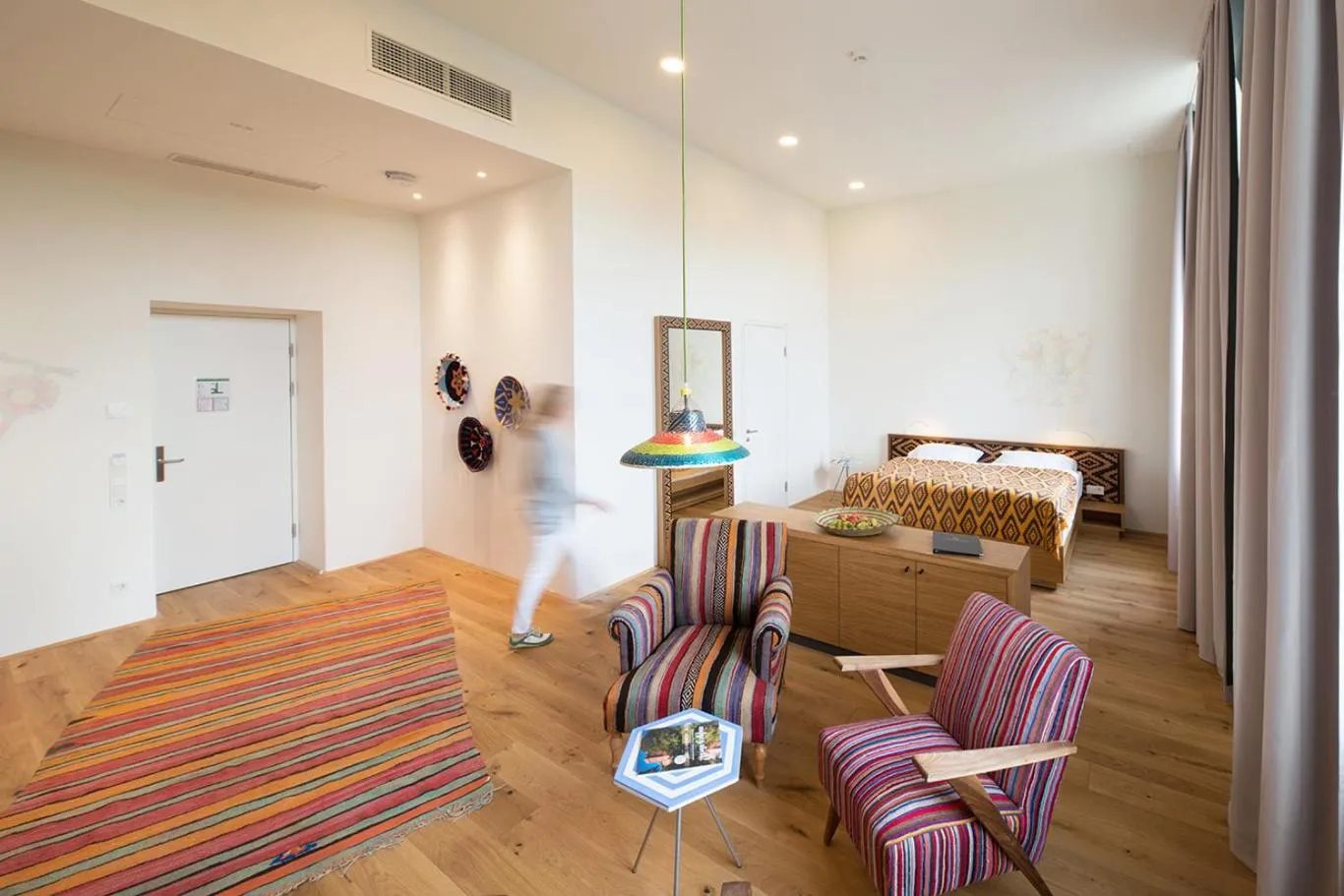 Seating area, Bed in Gabrium