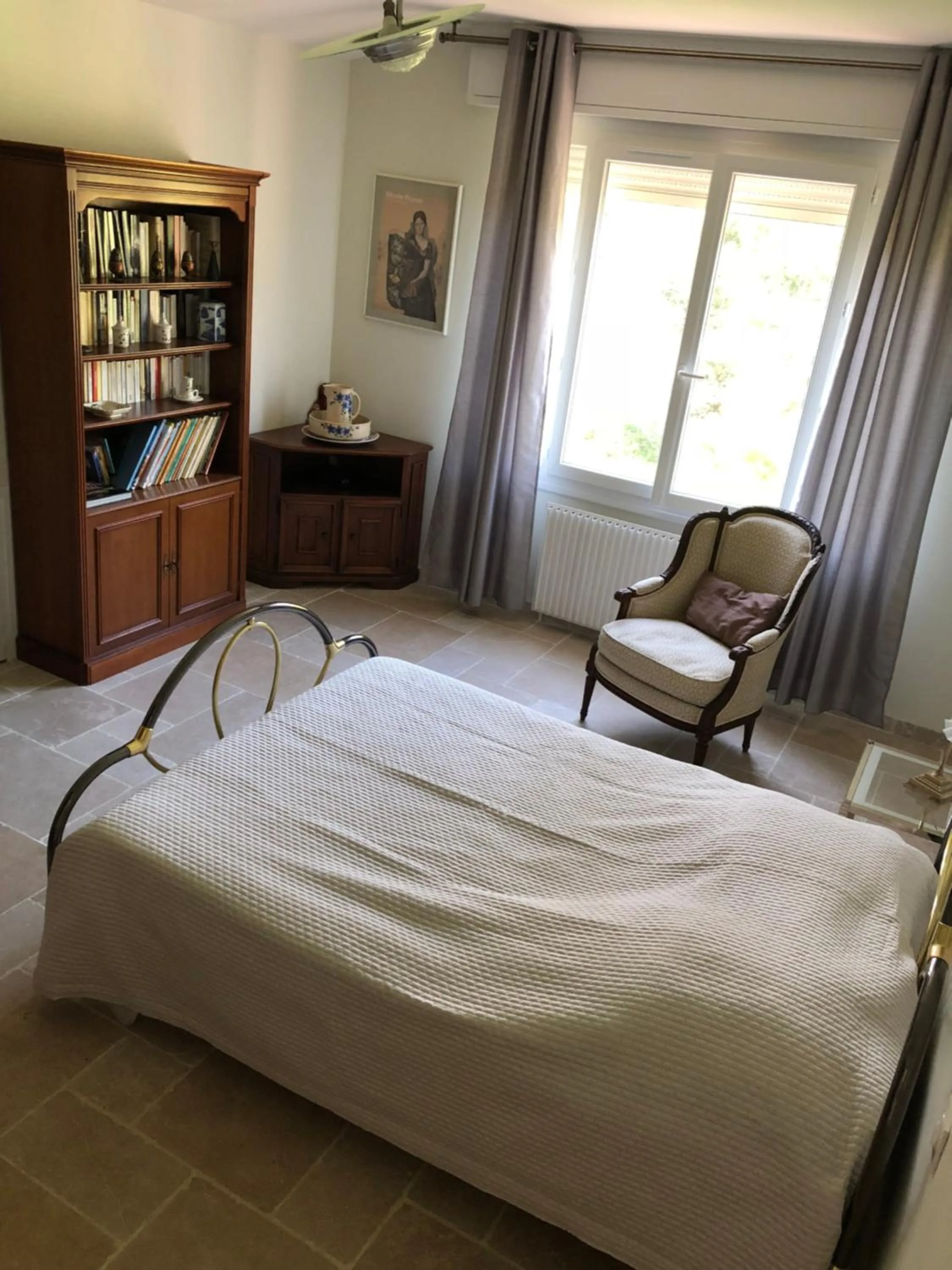 Photo of the whole room, Bed in La Garriniere