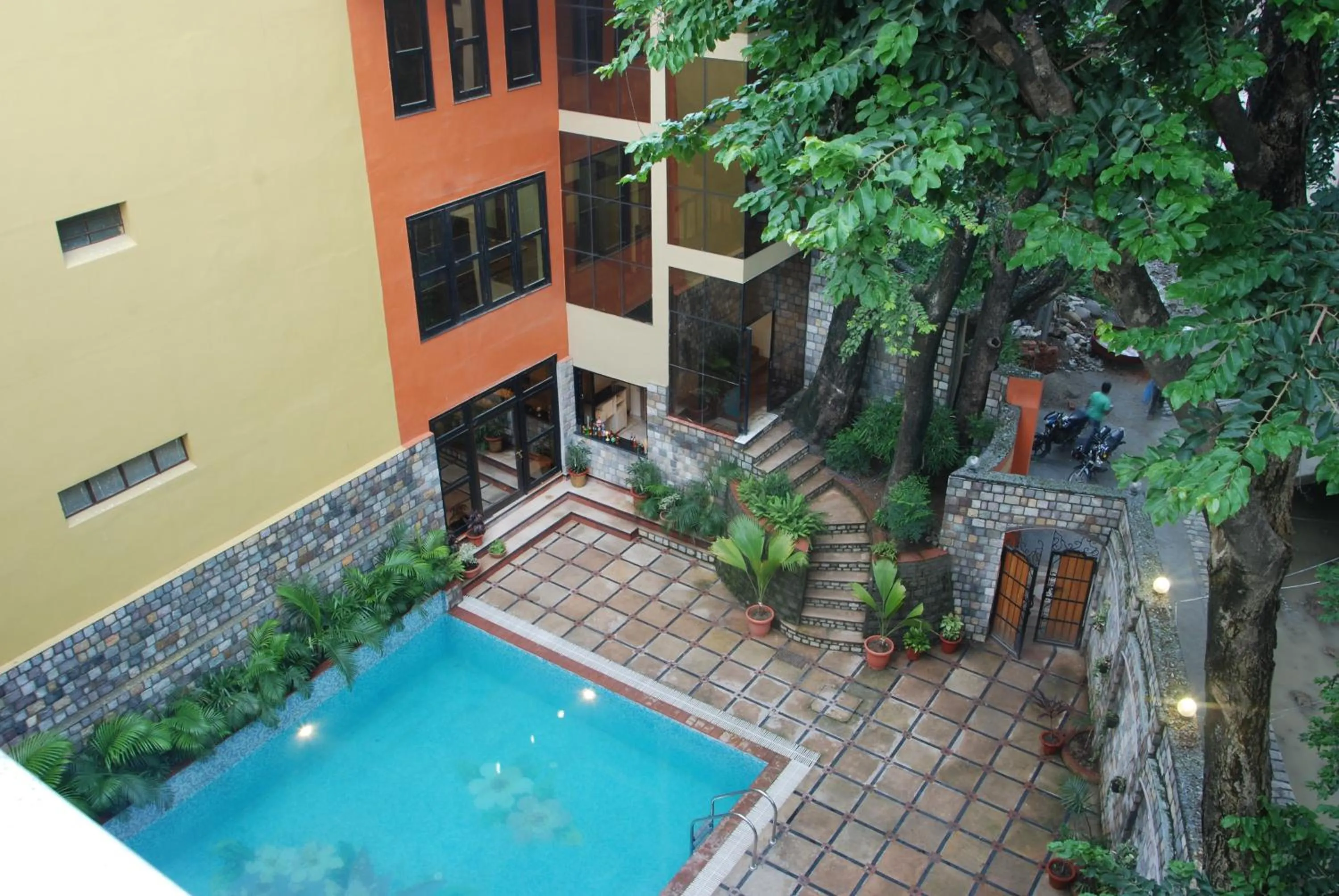 Swimming pool in Hotel Corbett Kingdom