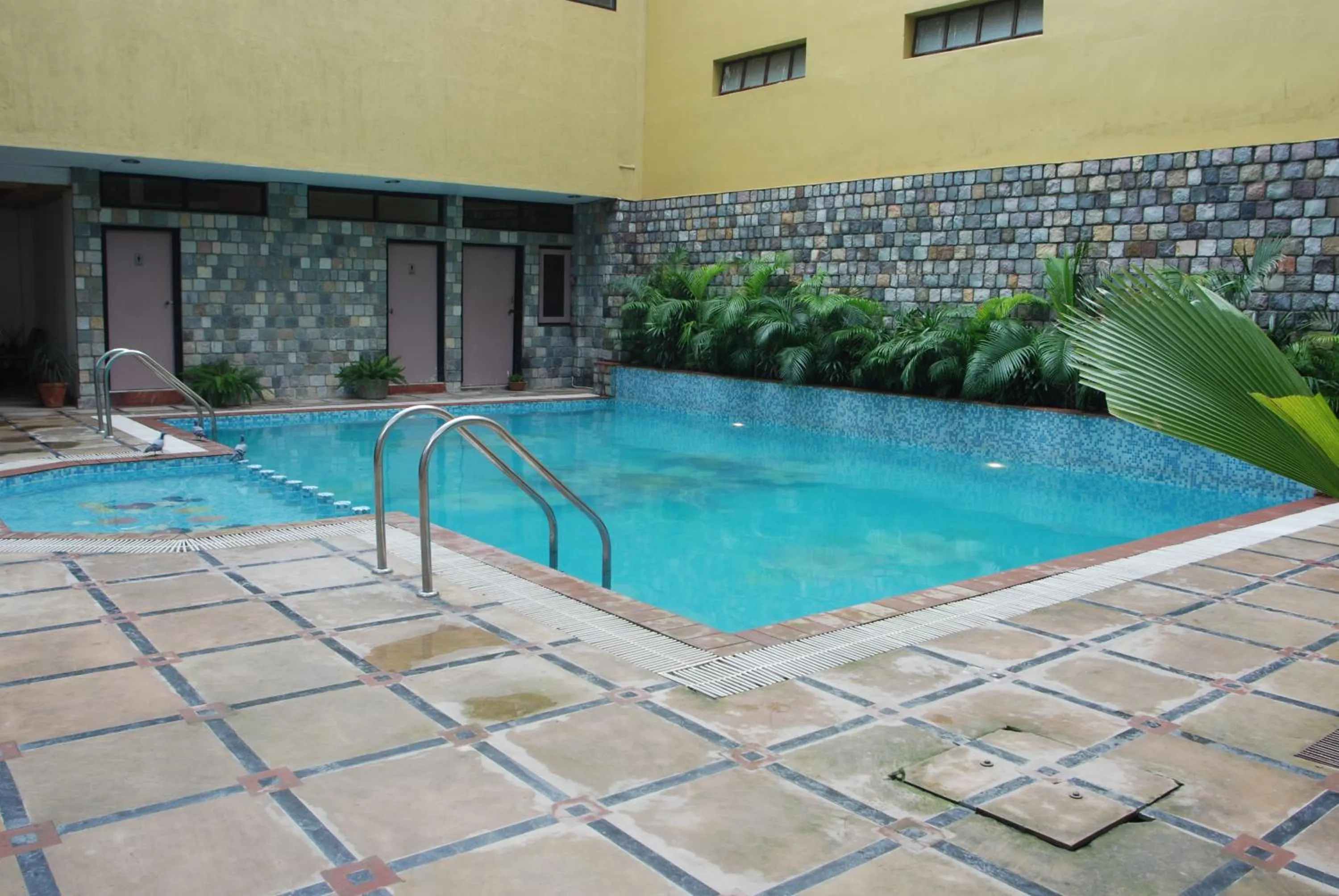 Swimming pool in Hotel Corbett Kingdom