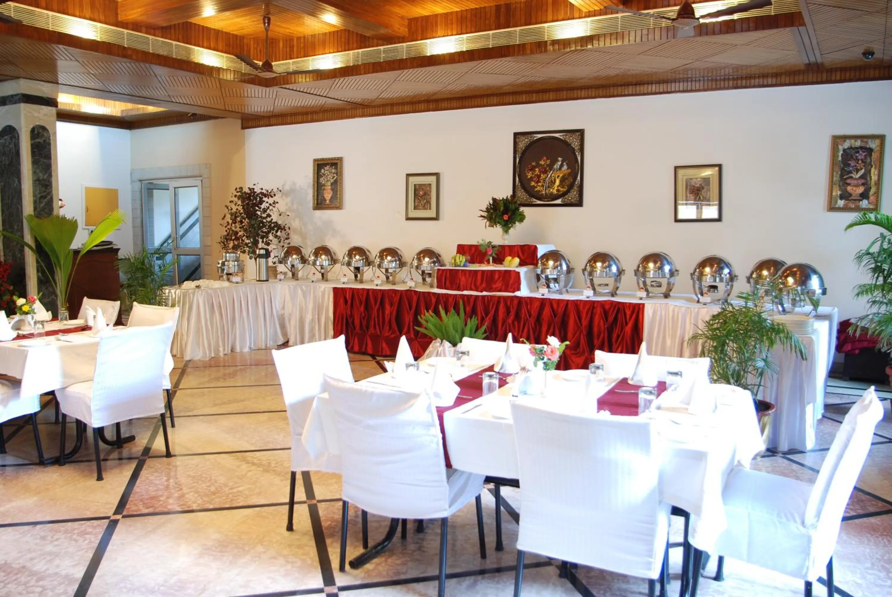 Restaurant/places to eat in Hotel Corbett Kingdom