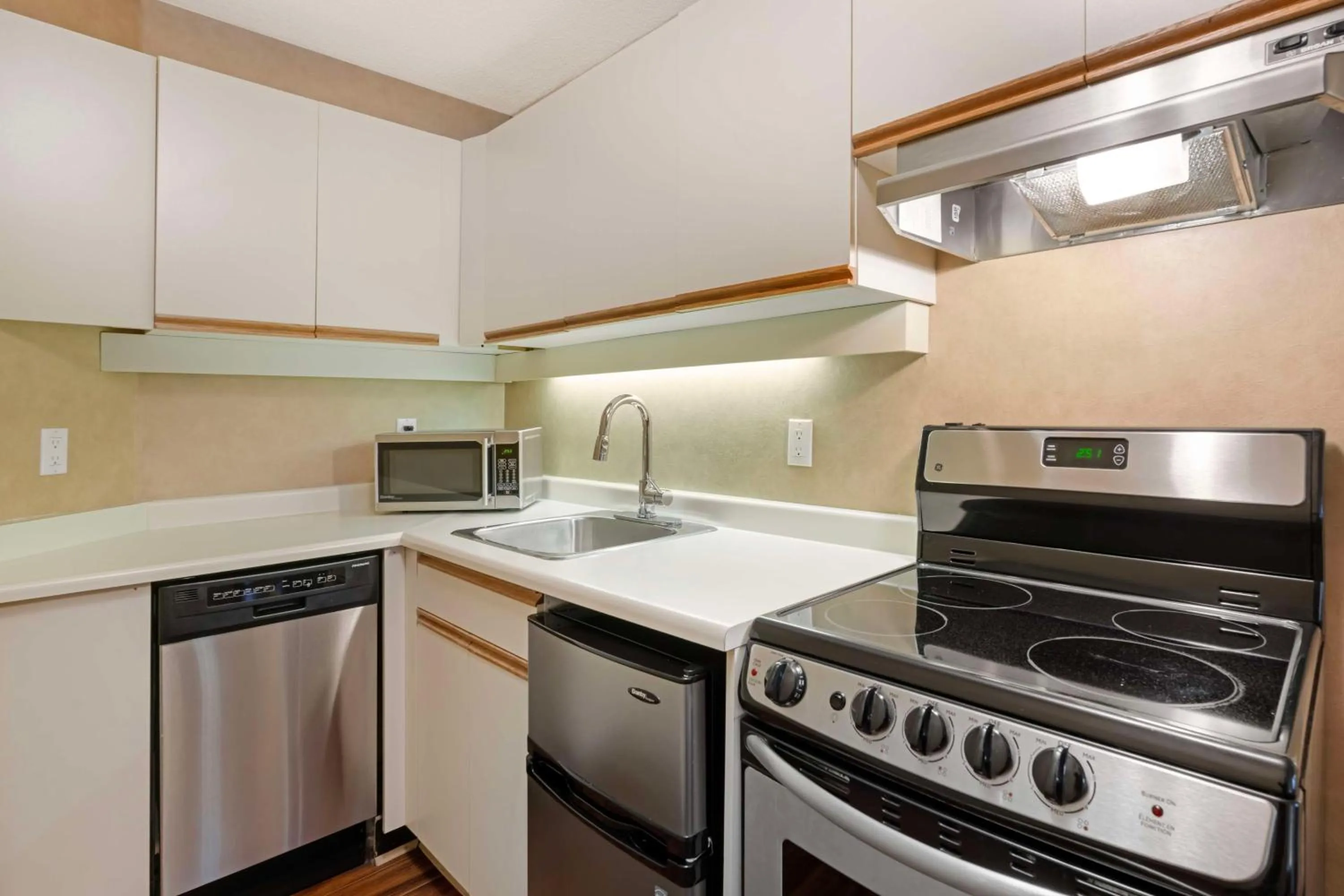 Kitchen or kitchenette in Best Western Plus Emerald Isle Hotel