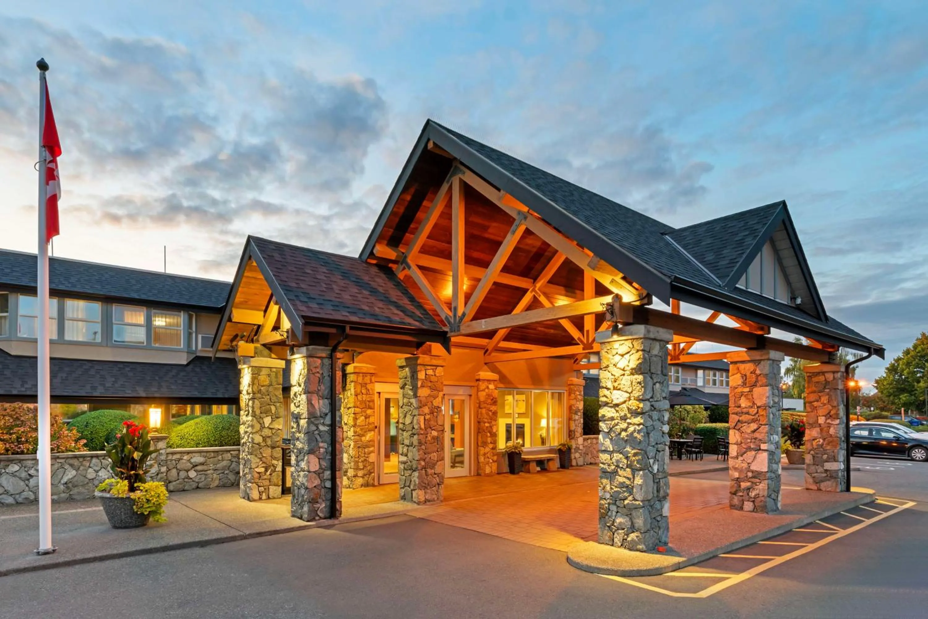 Property building in Best Western Plus Emerald Isle Hotel