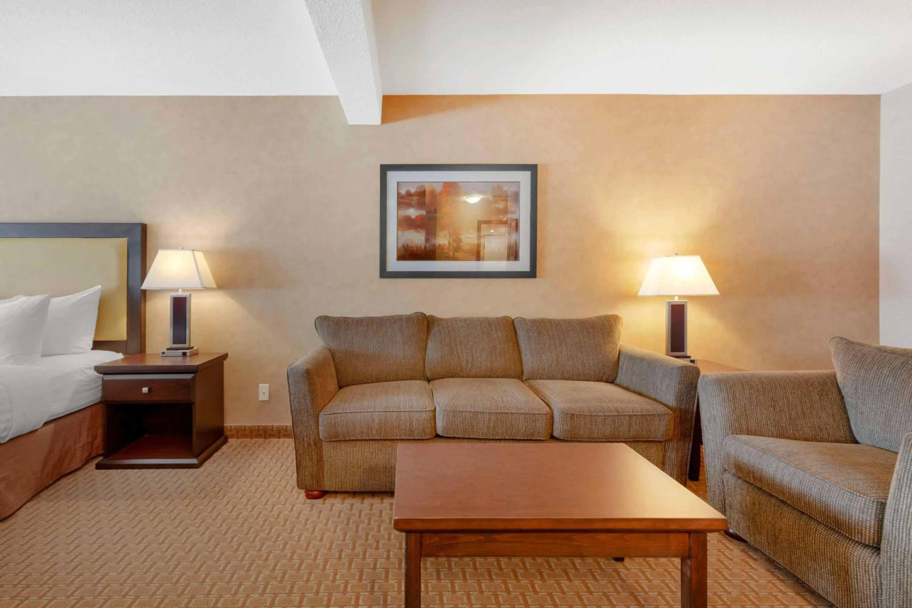 Bedroom, Bed in Best Western Plus Emerald Isle Hotel