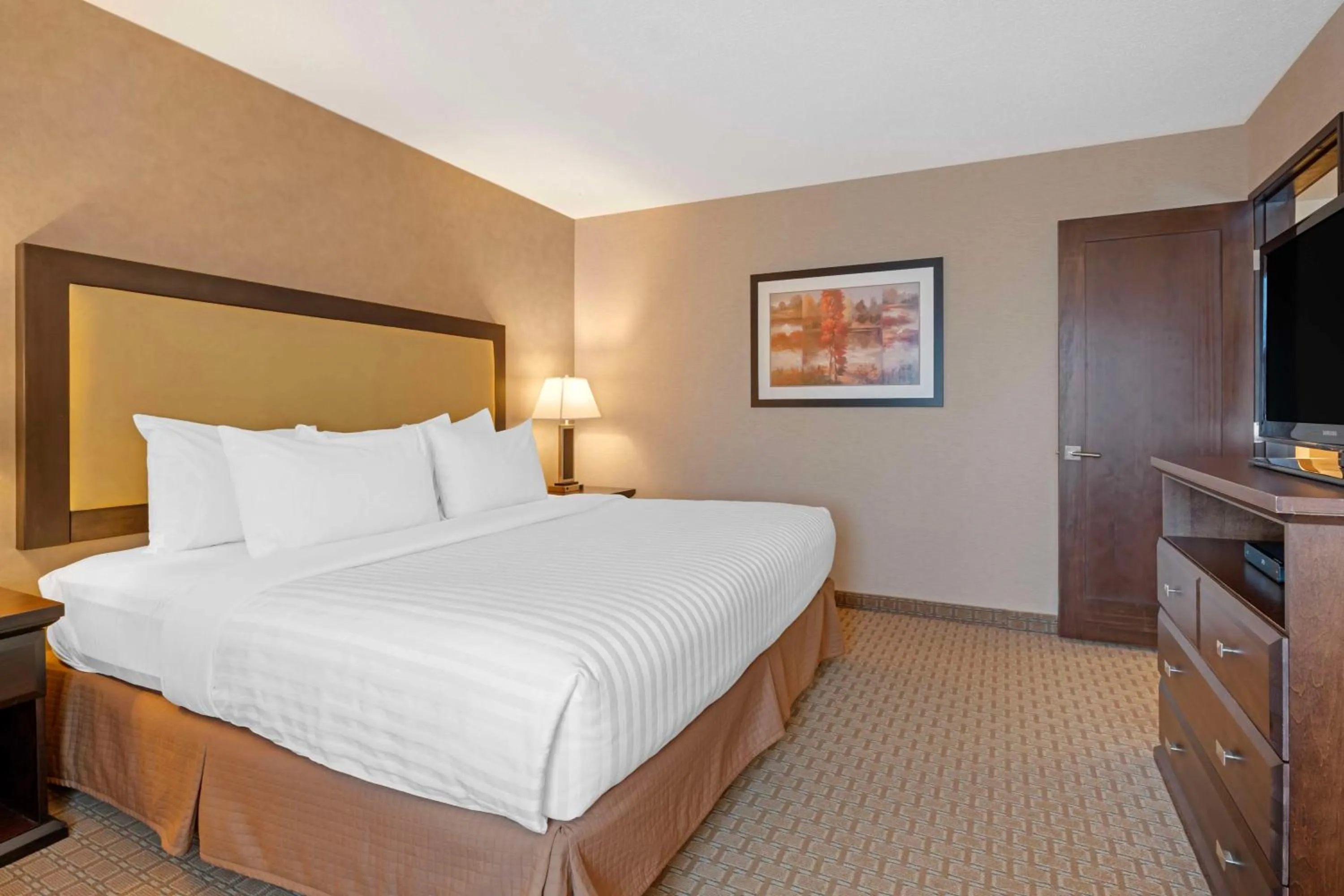 Bedroom, Bed in Best Western Plus Emerald Isle Hotel