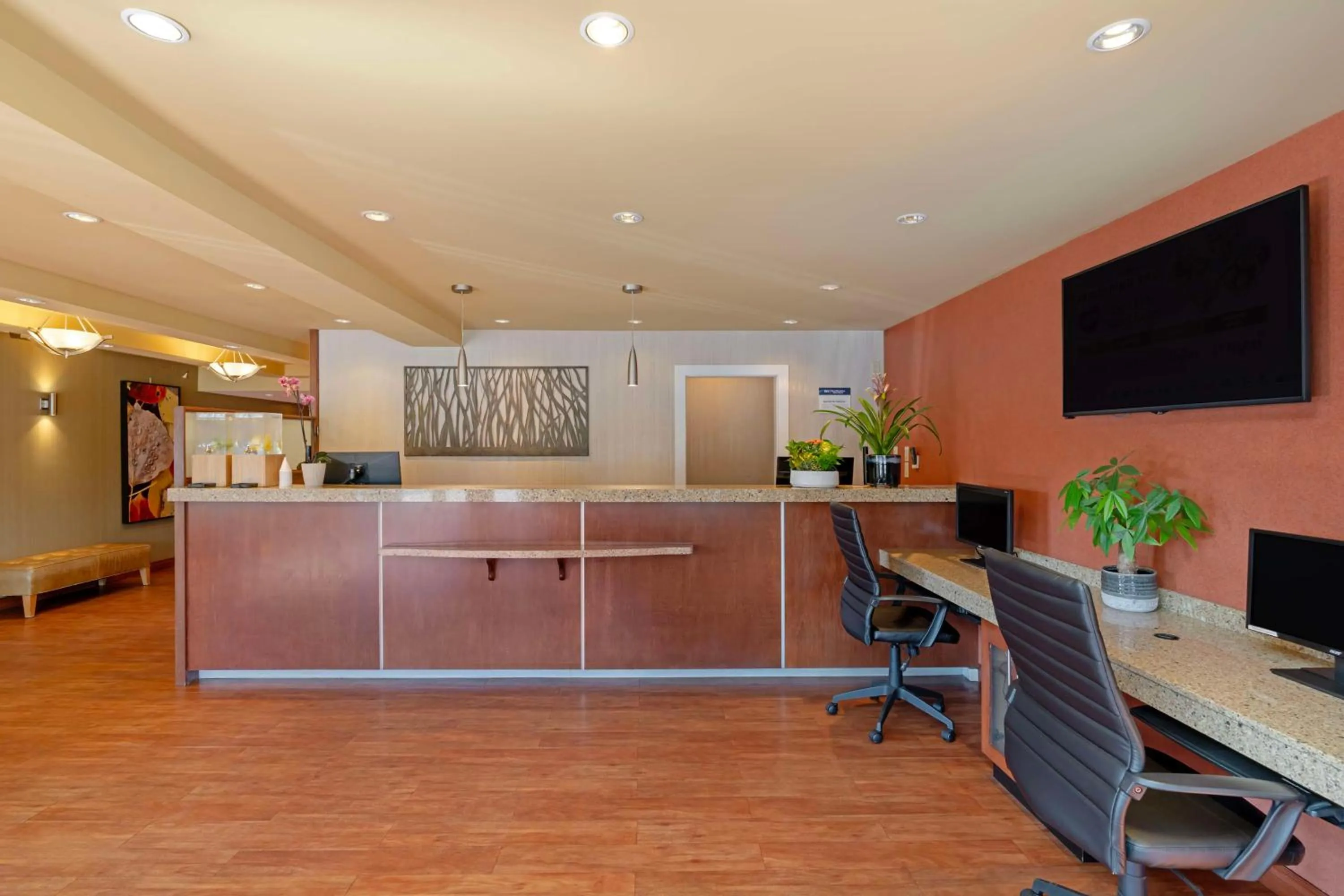 Lobby or reception in Best Western Plus Emerald Isle Hotel