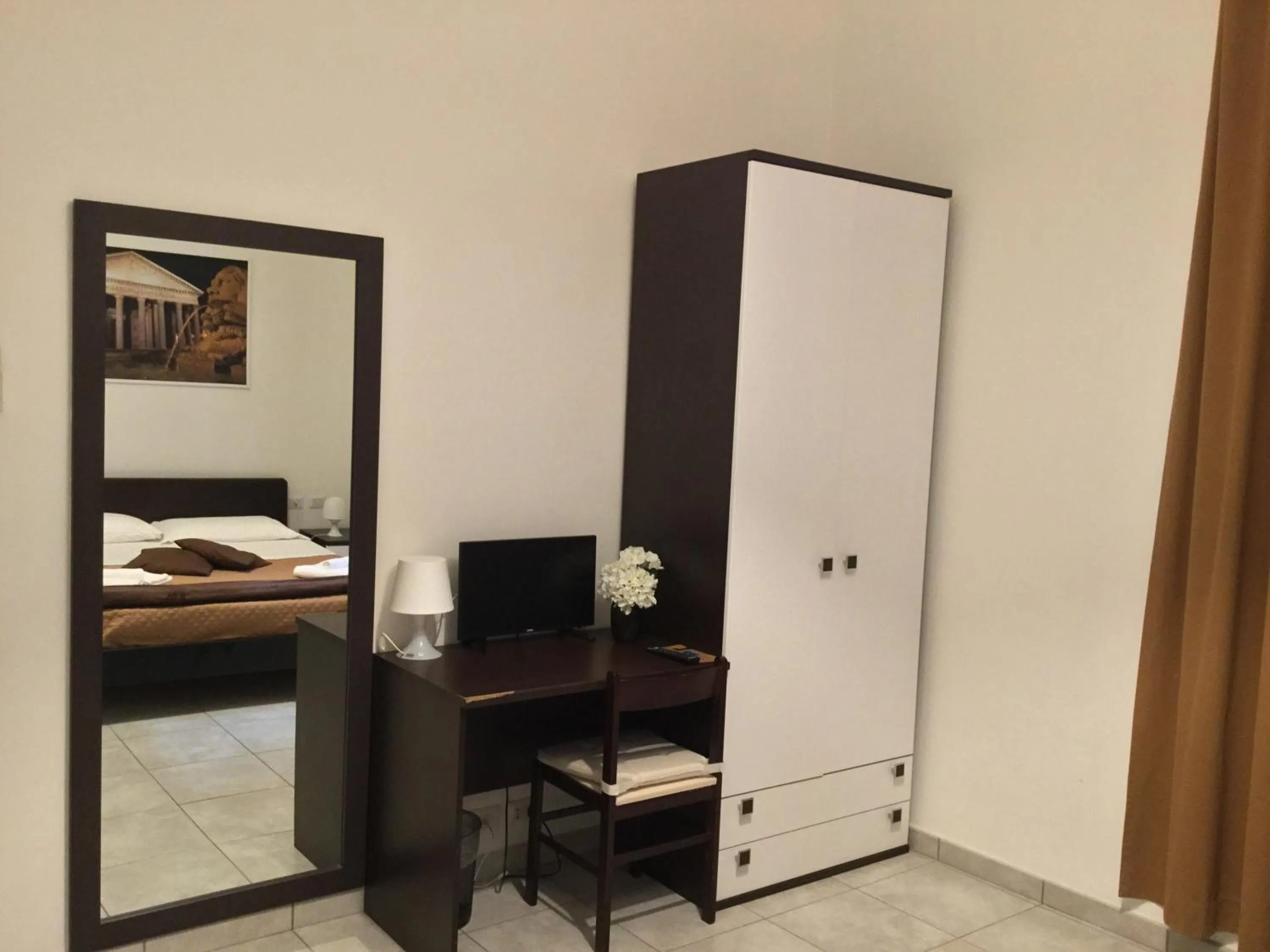 Photo of the whole room, TV/Entertainment Center in Cialdini Rome