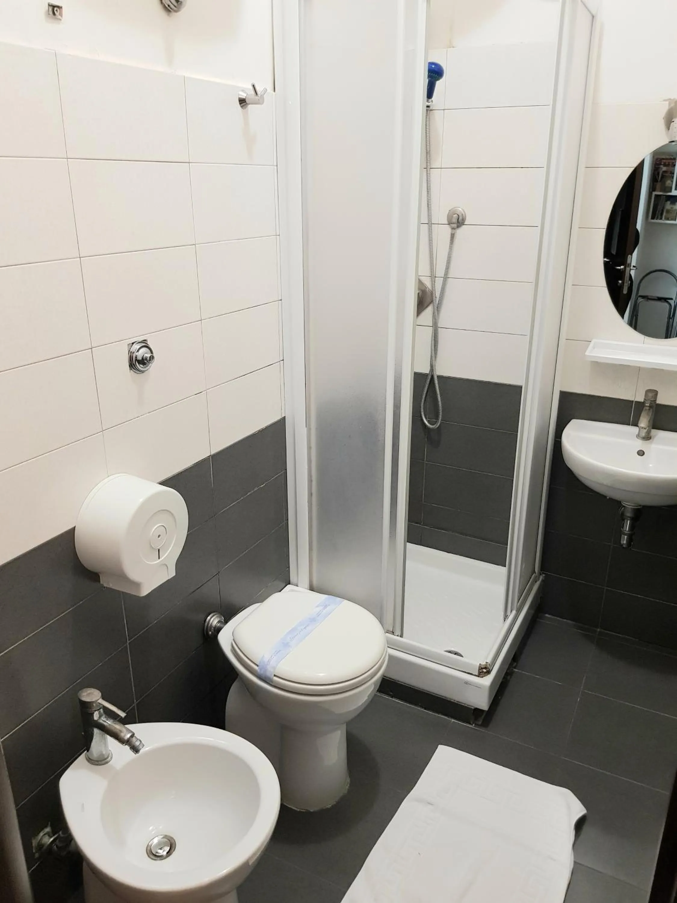 Bathroom in Cialdini Rome