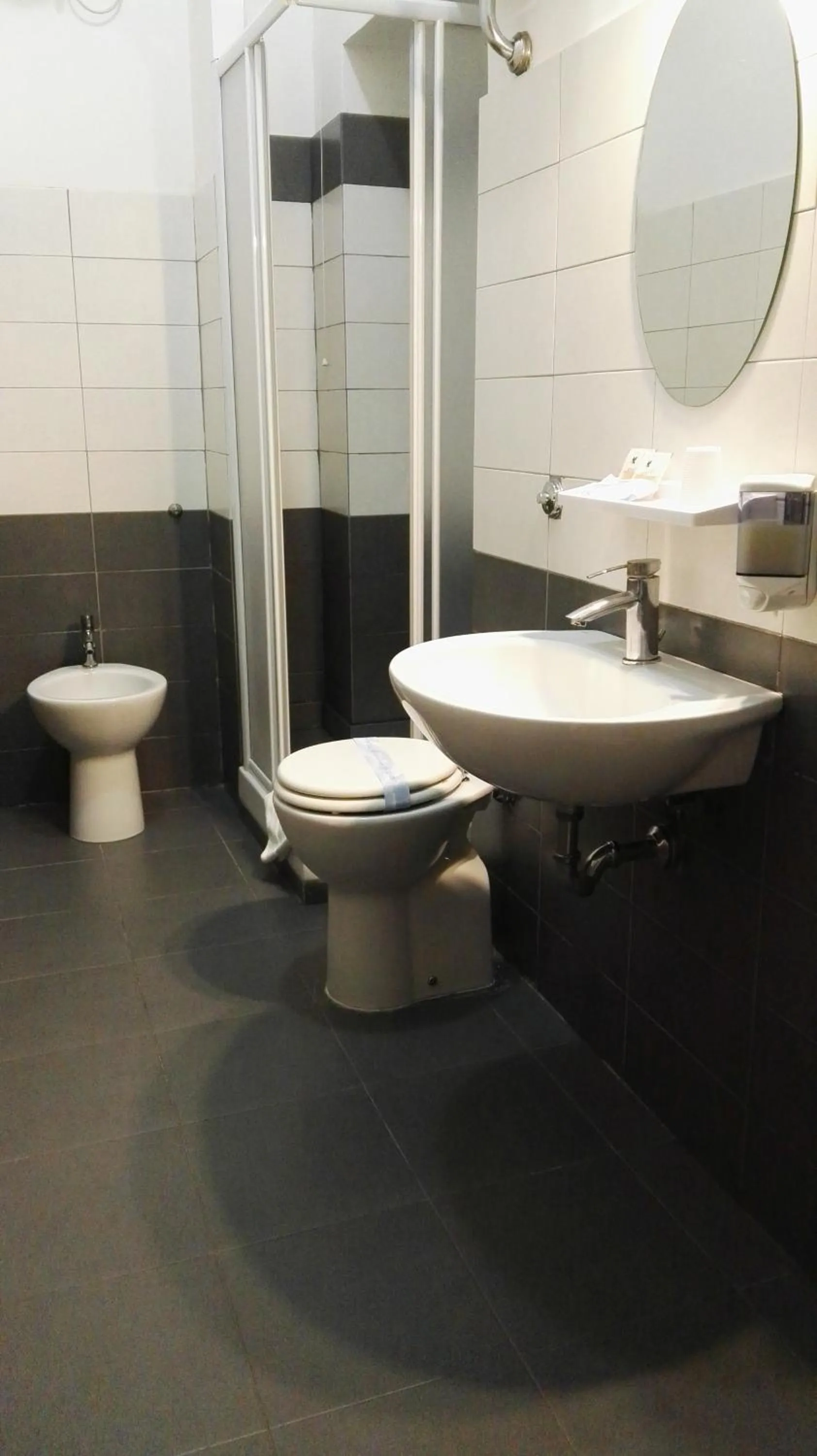 Bathroom in Cialdini Rome