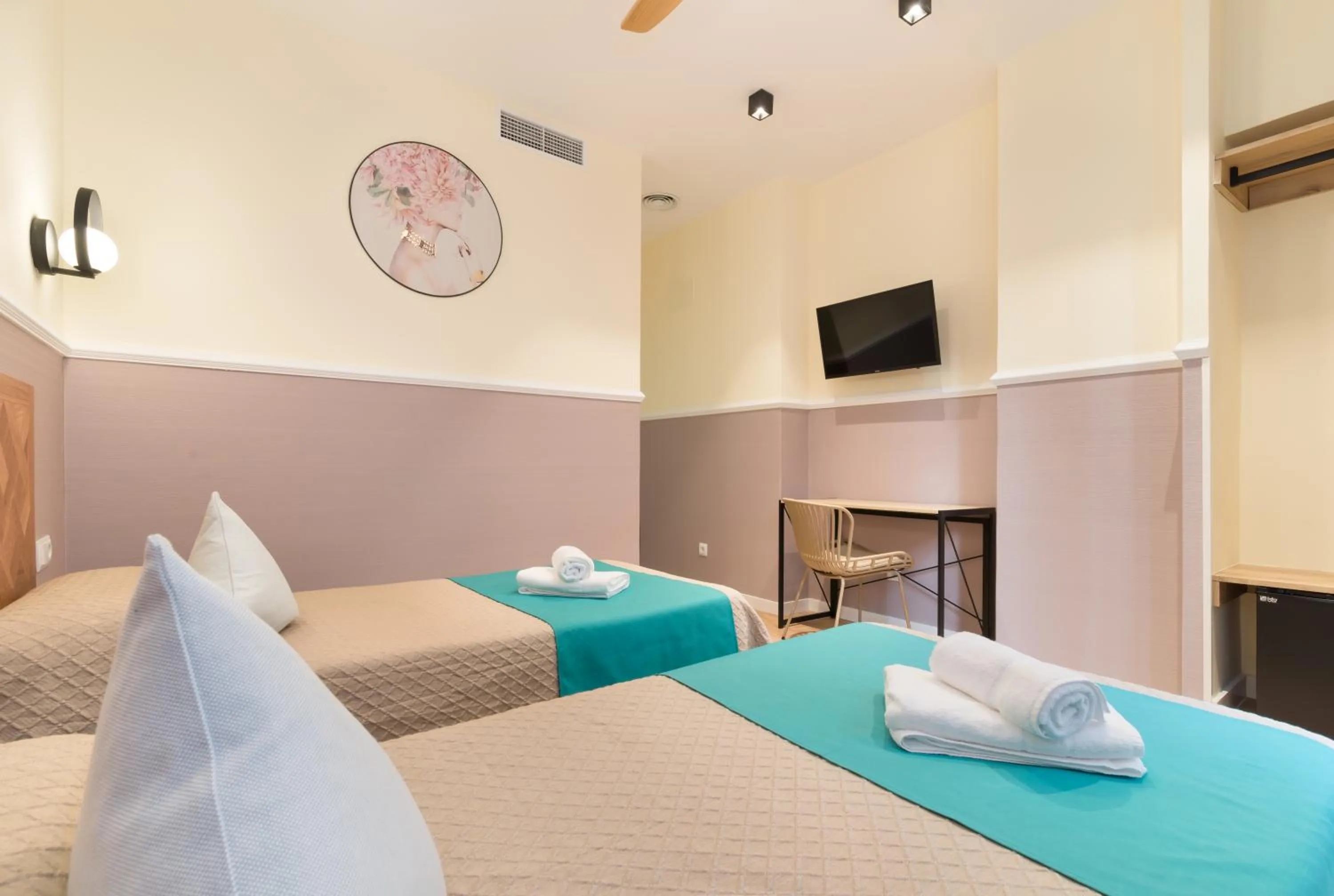 Photo of the whole room, Bed in Hostal Evoke Madrid