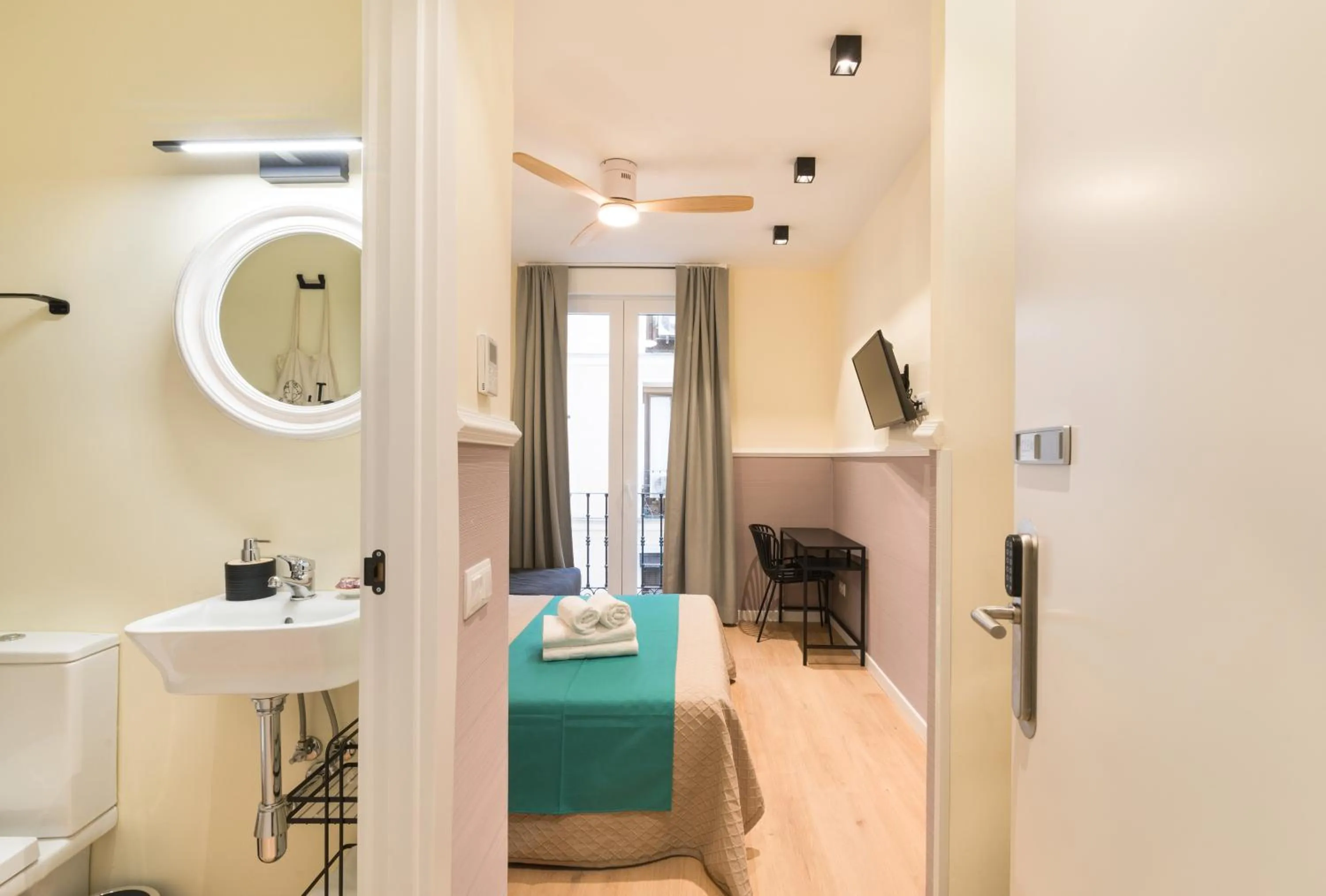 Bathroom, Bed in Hostal Evoke Madrid