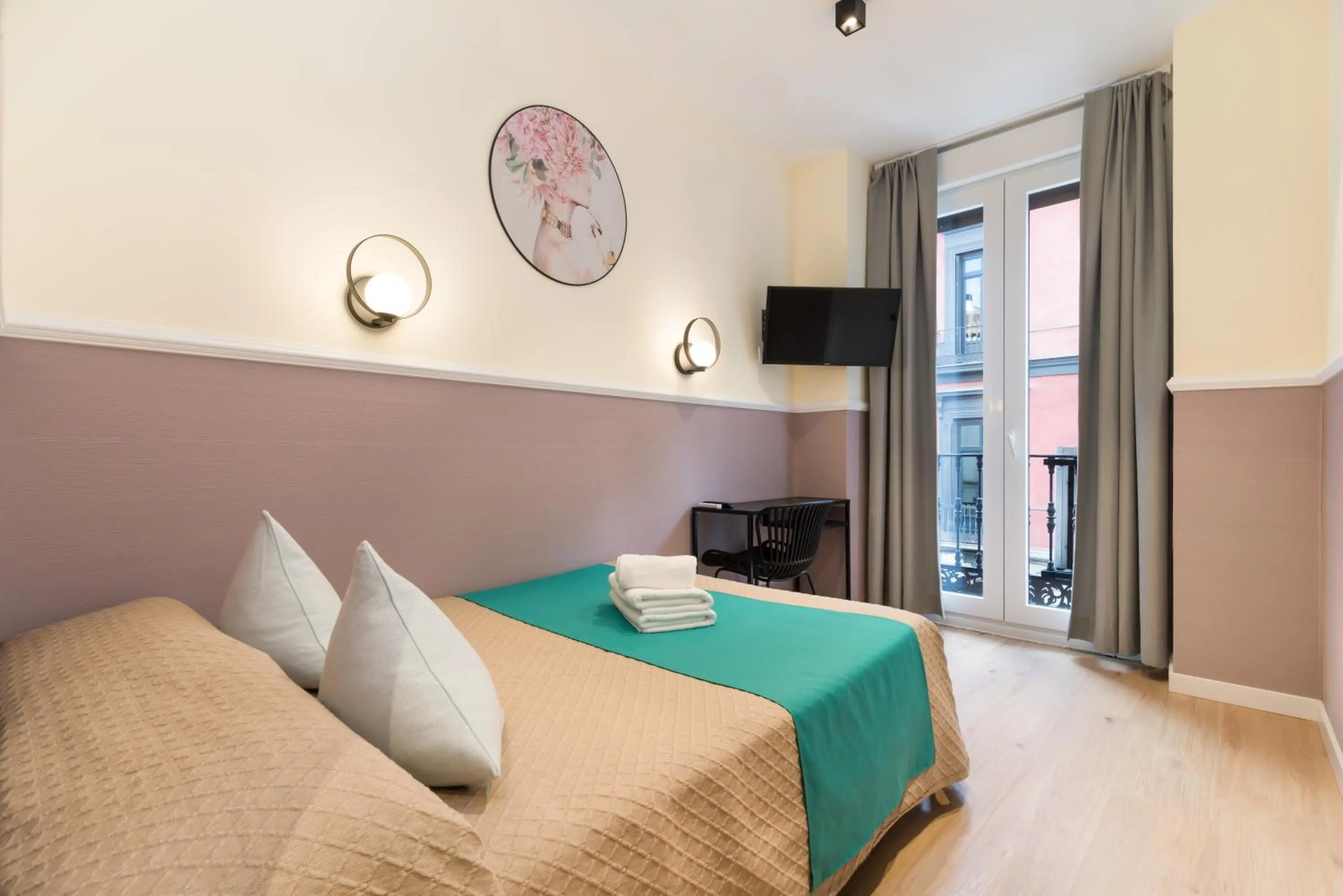 Photo of the whole room, Bed in Hostal Evoke Madrid