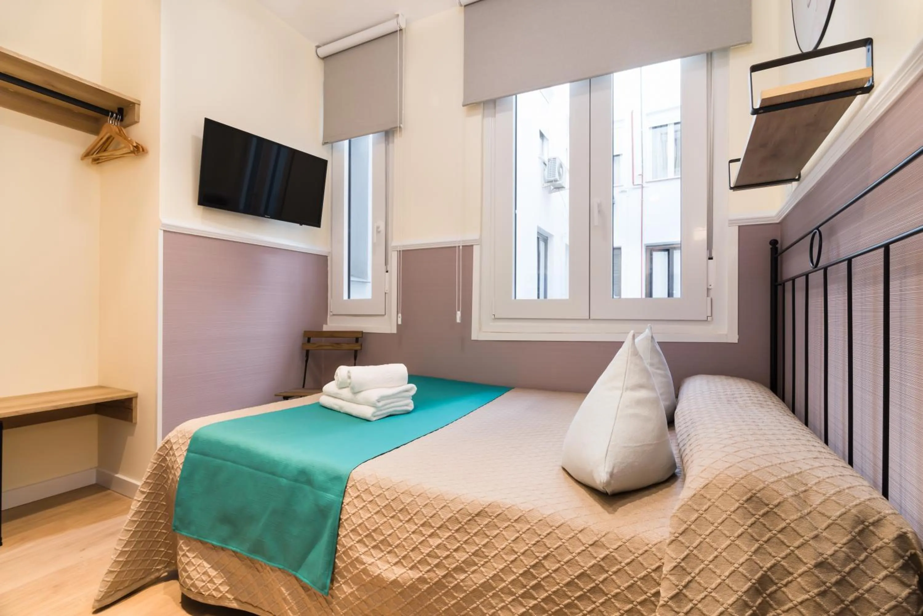 TV and multimedia, Bed in Hostal Evoke Madrid