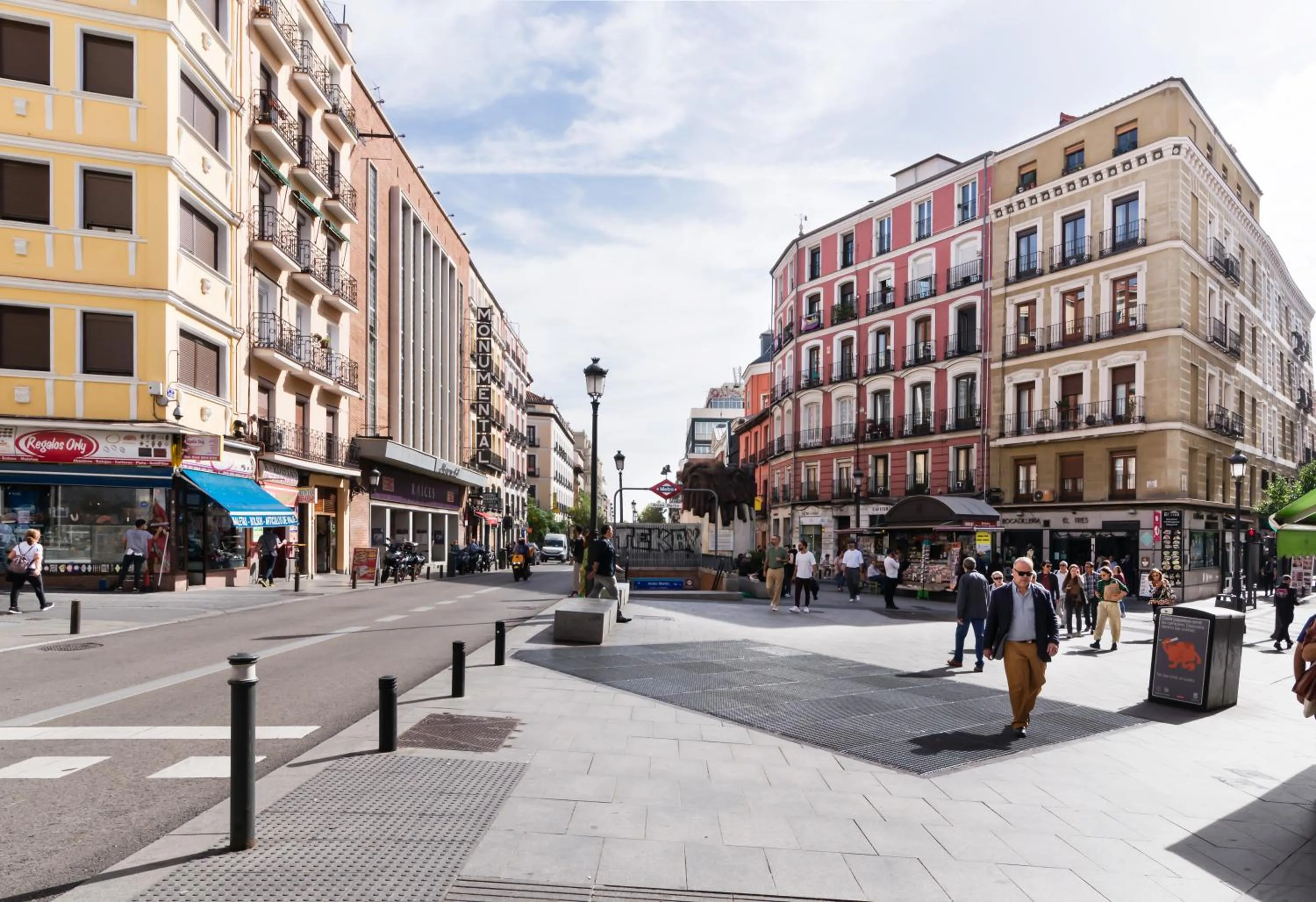 Neighbourhood in Hostal Evoke Madrid