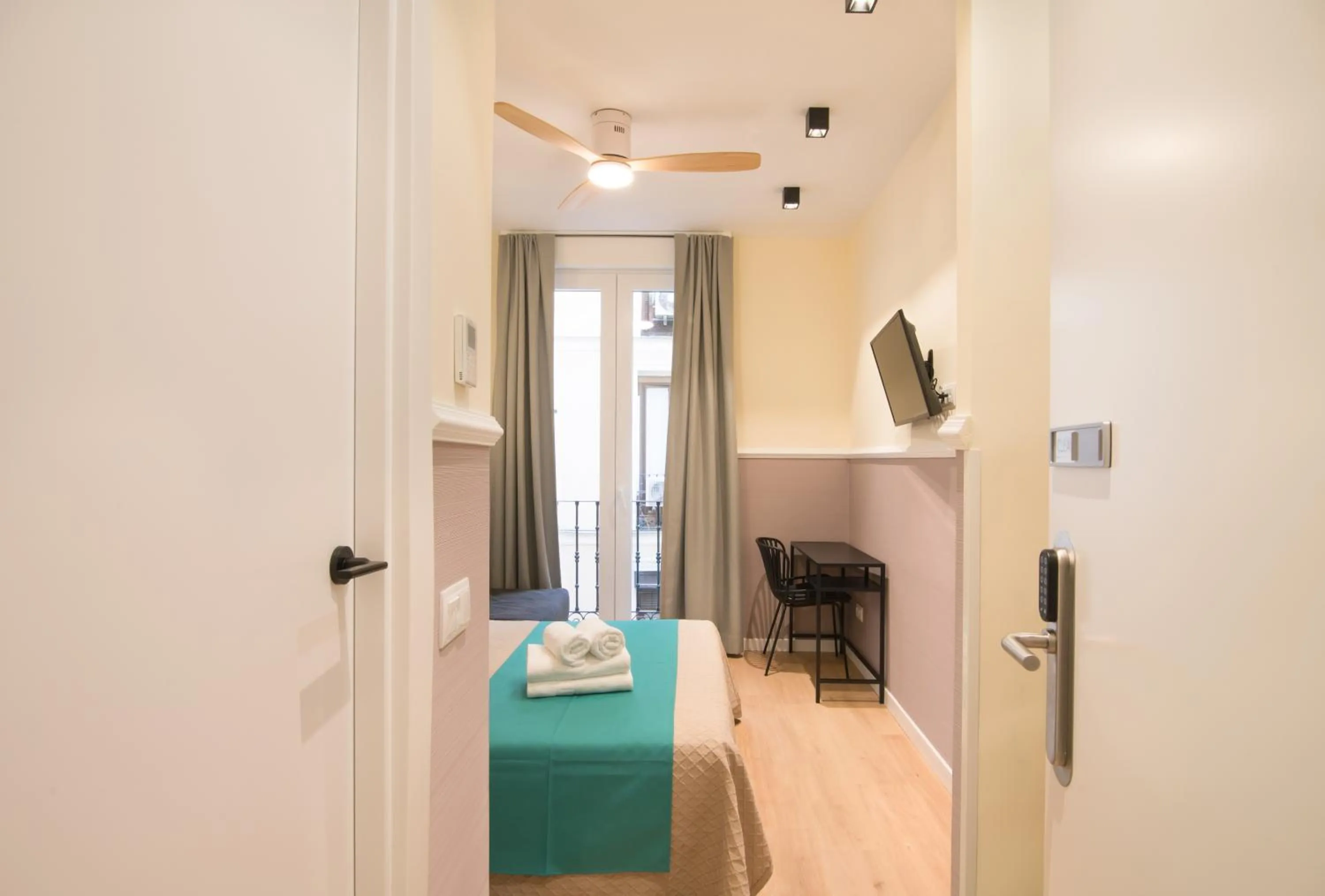 TV and multimedia in Hostal Evoke Madrid