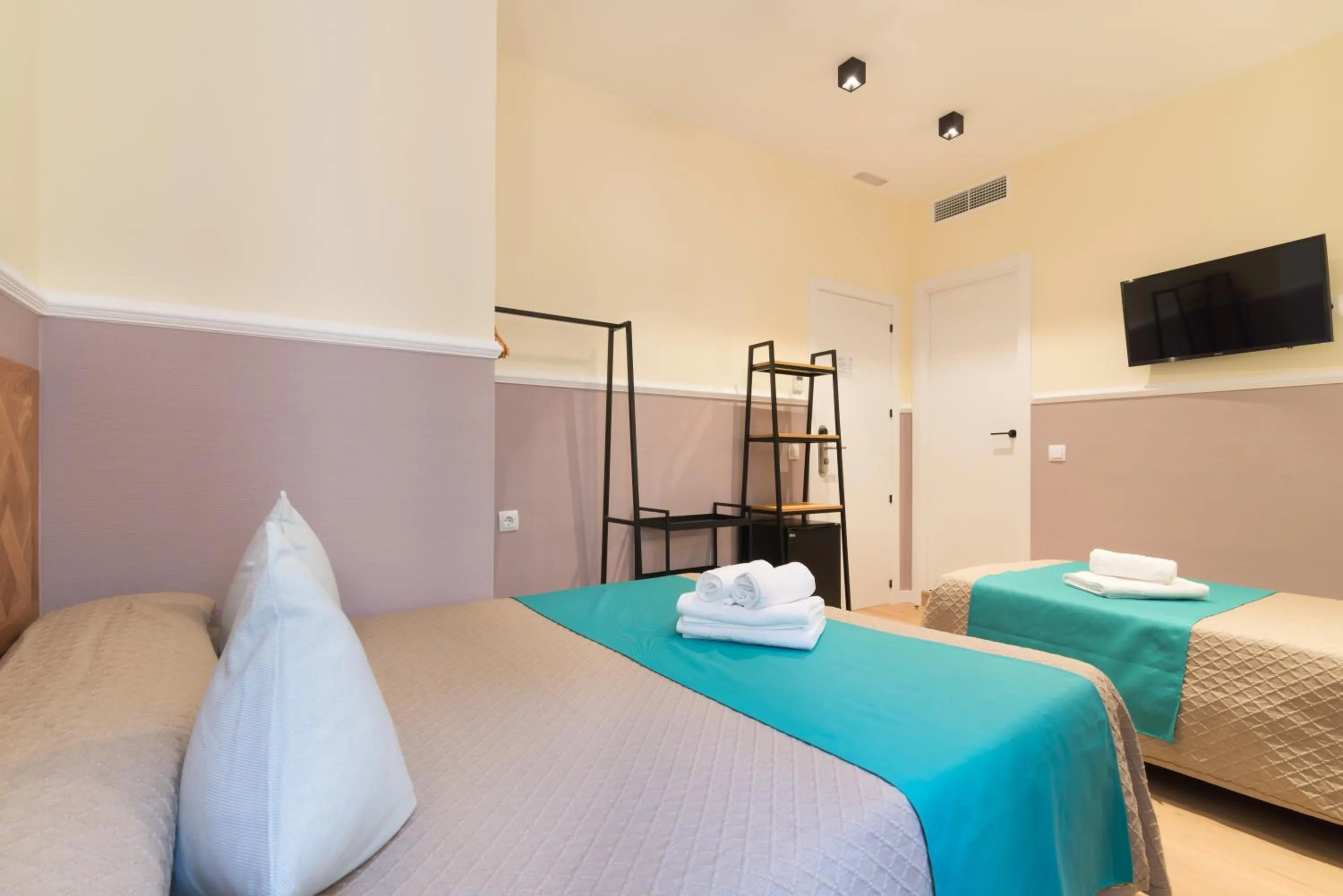 Photo of the whole room, Bed in Hostal Evoke Madrid