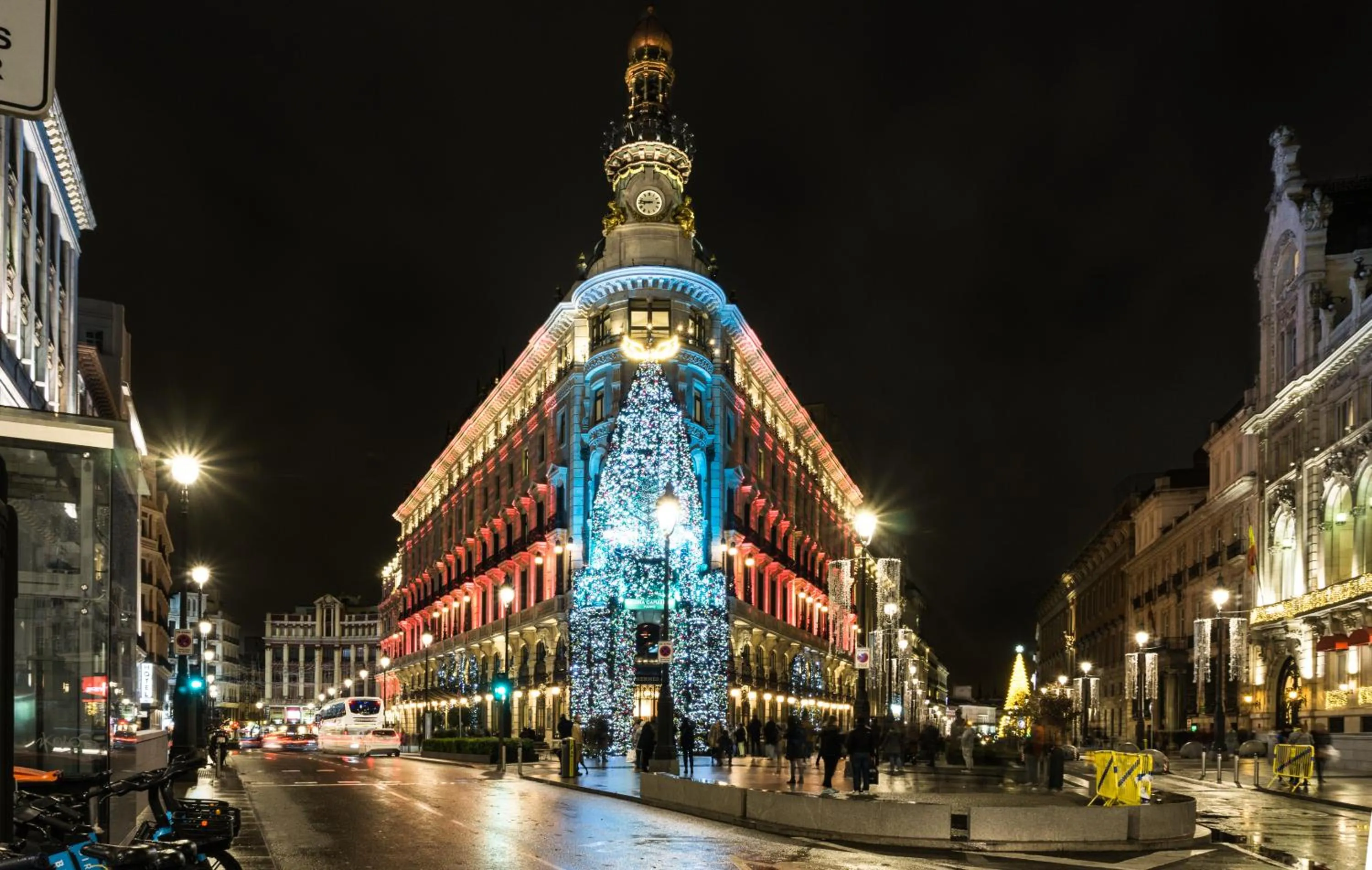 Neighbourhood in Hostal Evoke Madrid