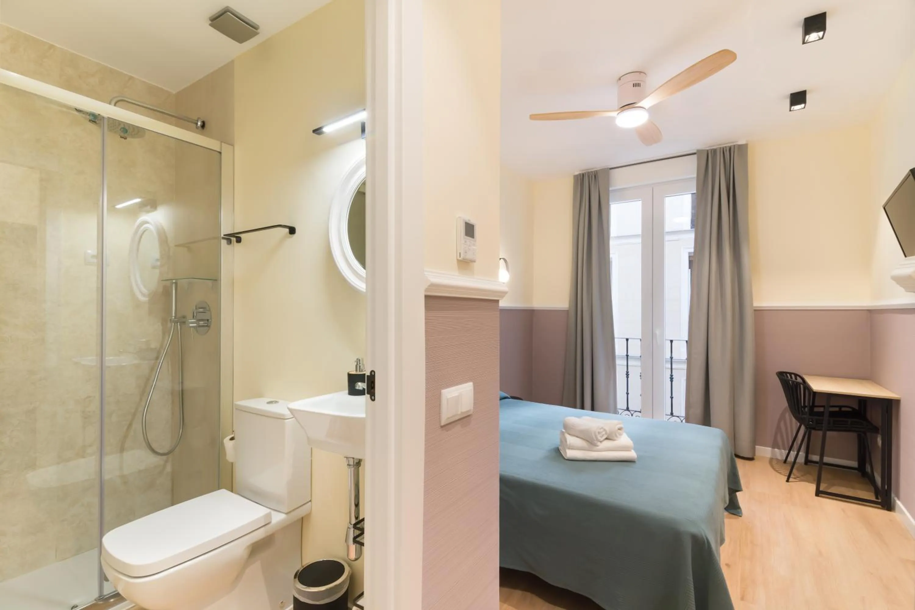 Toilet in Hostal Evoke Madrid