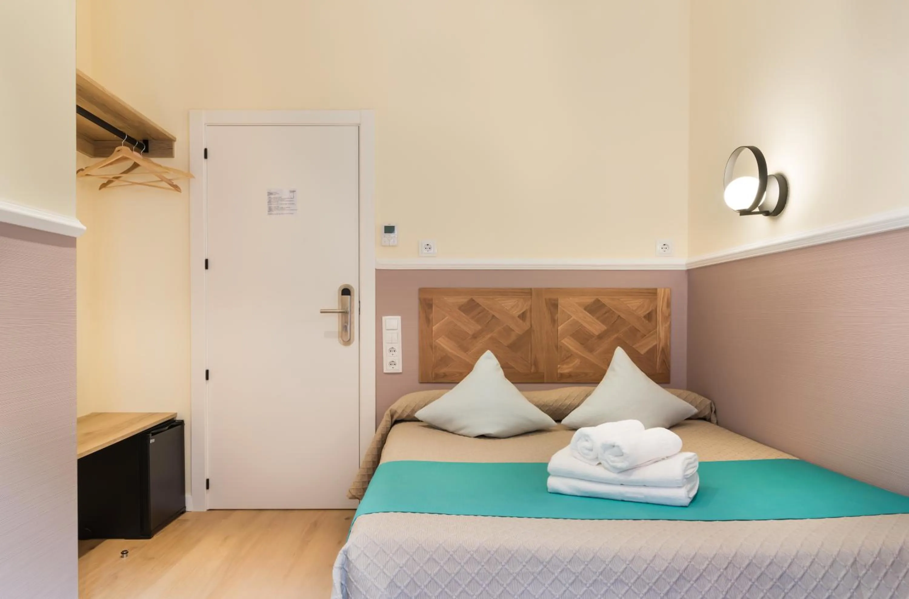 Photo of the whole room, Bed in Hostal Evoke Madrid