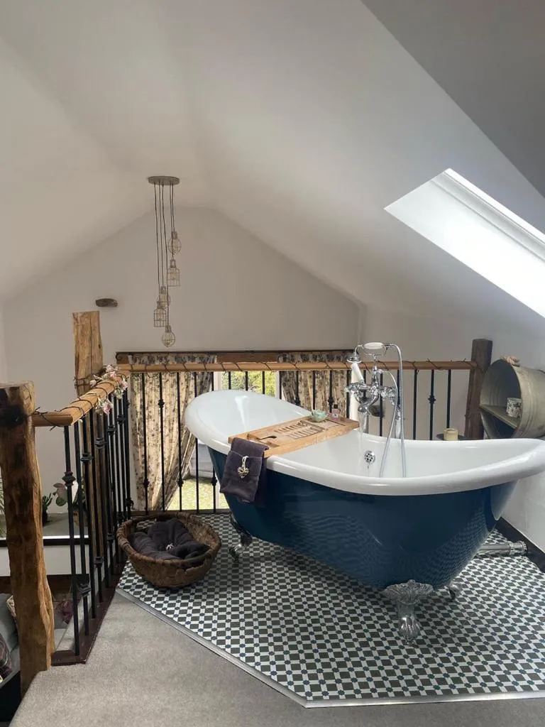 Bath in Rosie's Barn