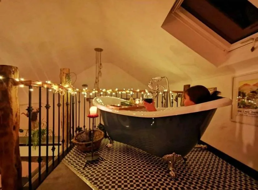 Bath in Rosie's Barn