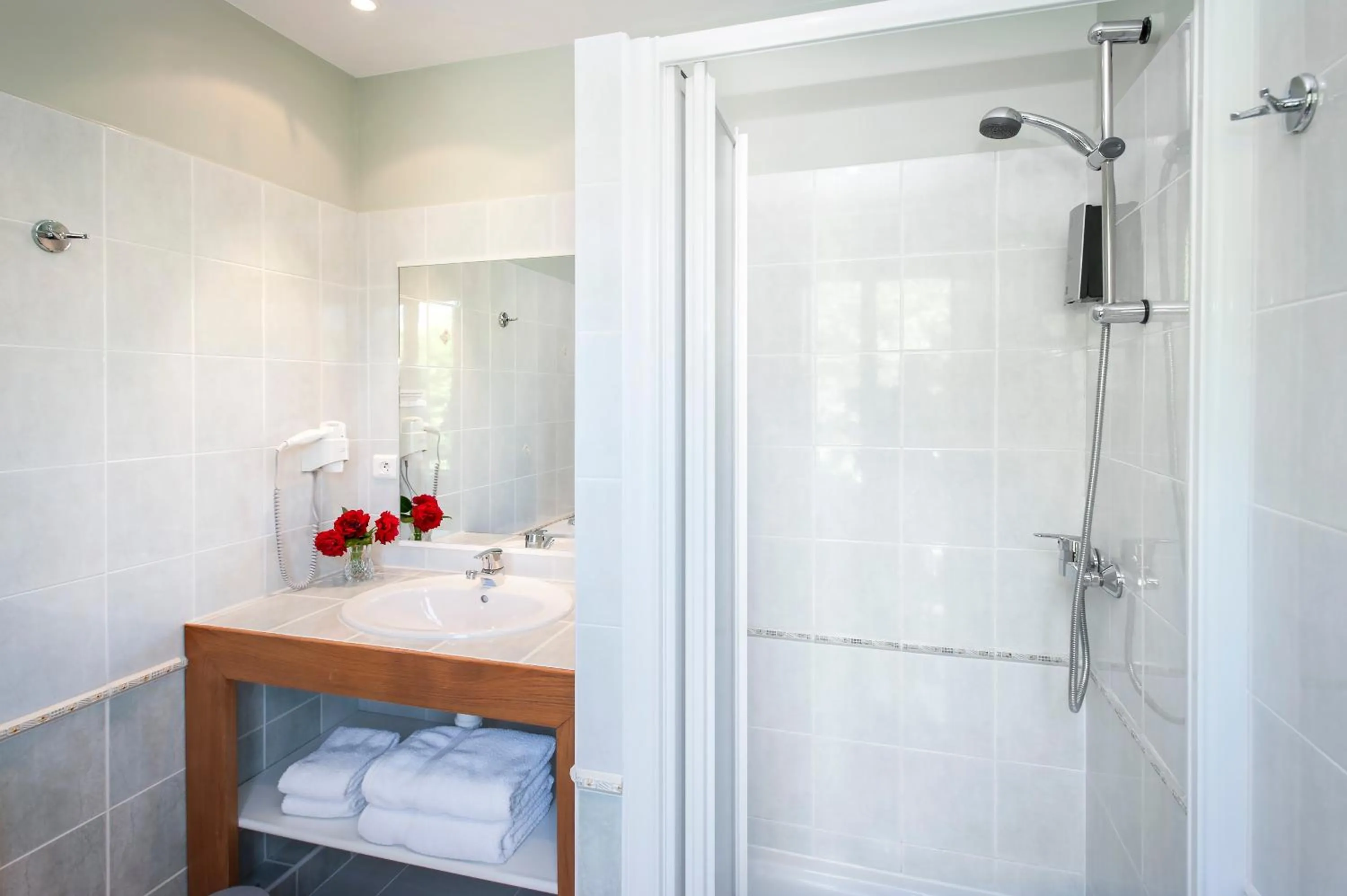 Shower in Logis Hôtel Restaurant Le Mont Aigoual