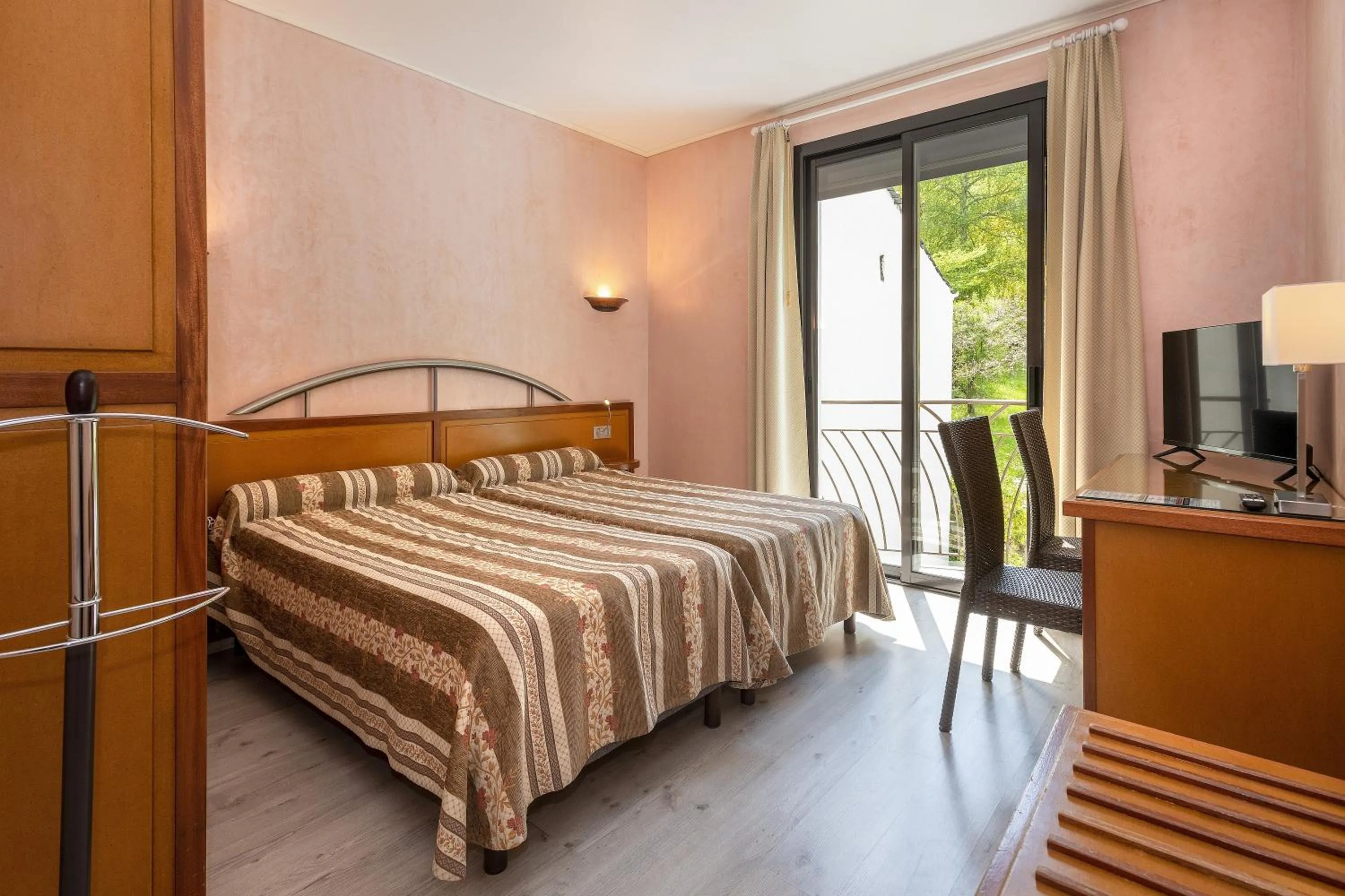Property building, Bed in Logis Hôtel Restaurant Le Mont Aigoual