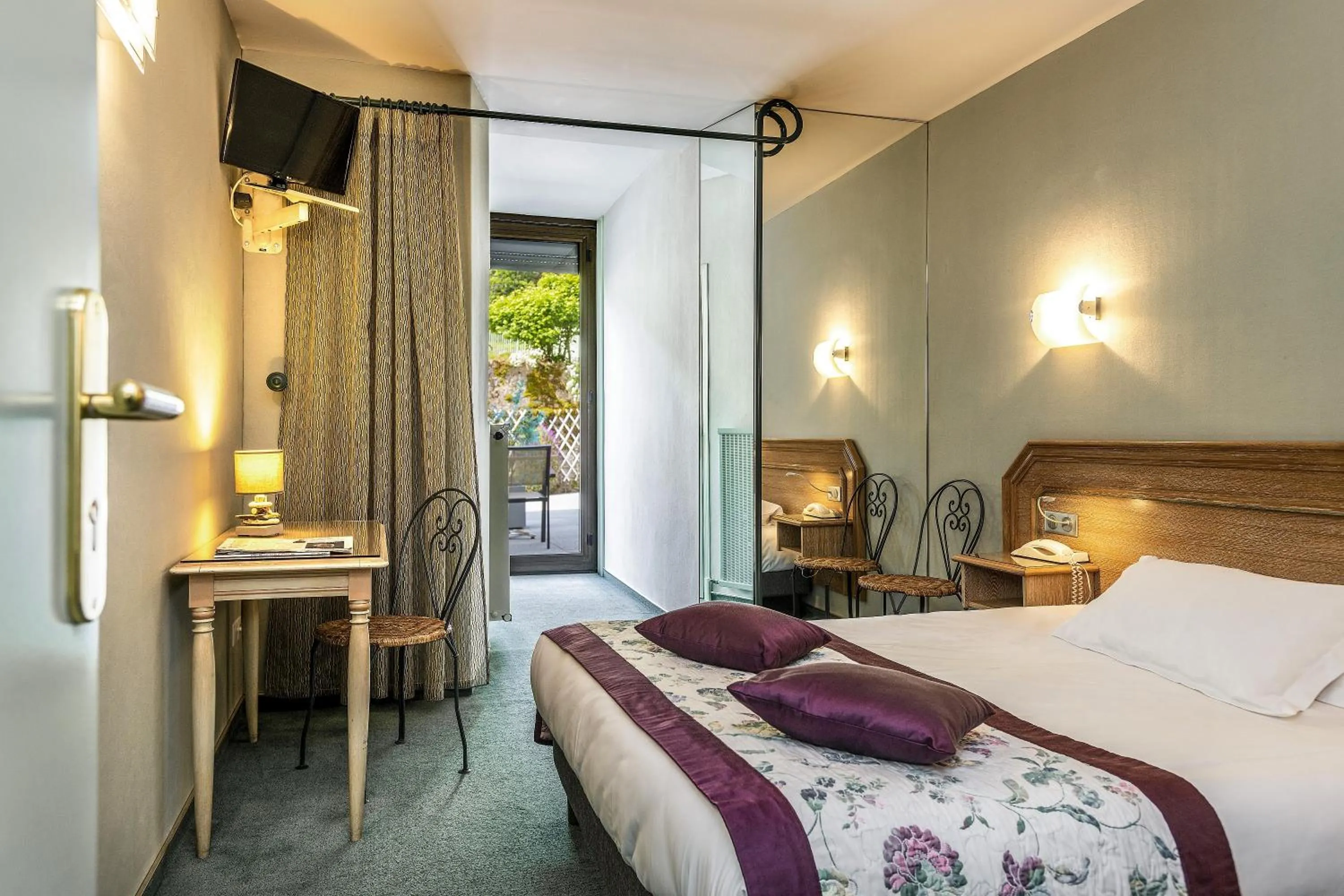 Property building, Bed in Logis Hôtel Restaurant Le Mont Aigoual