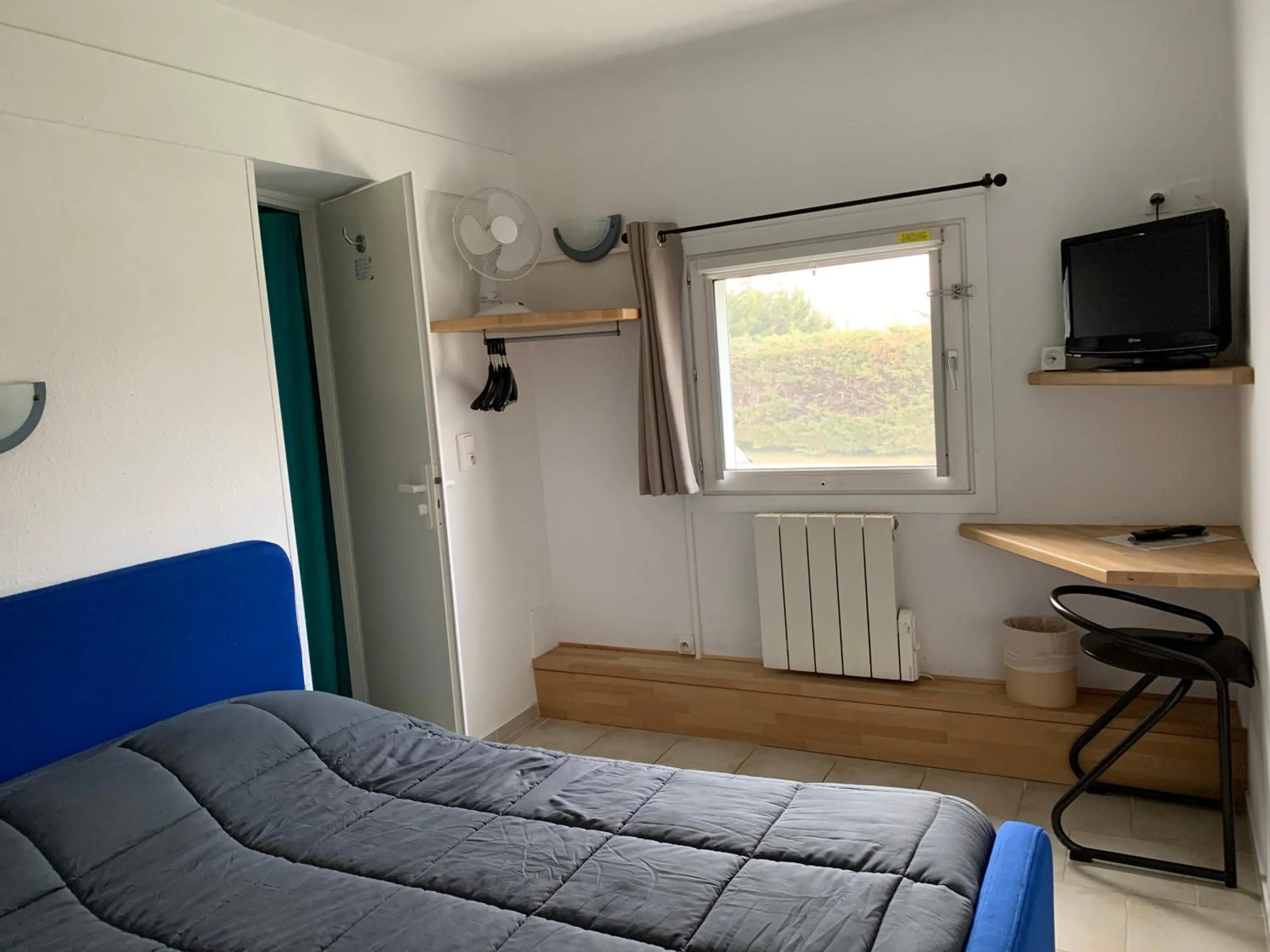 Bedroom in Hotel Macon la Salle